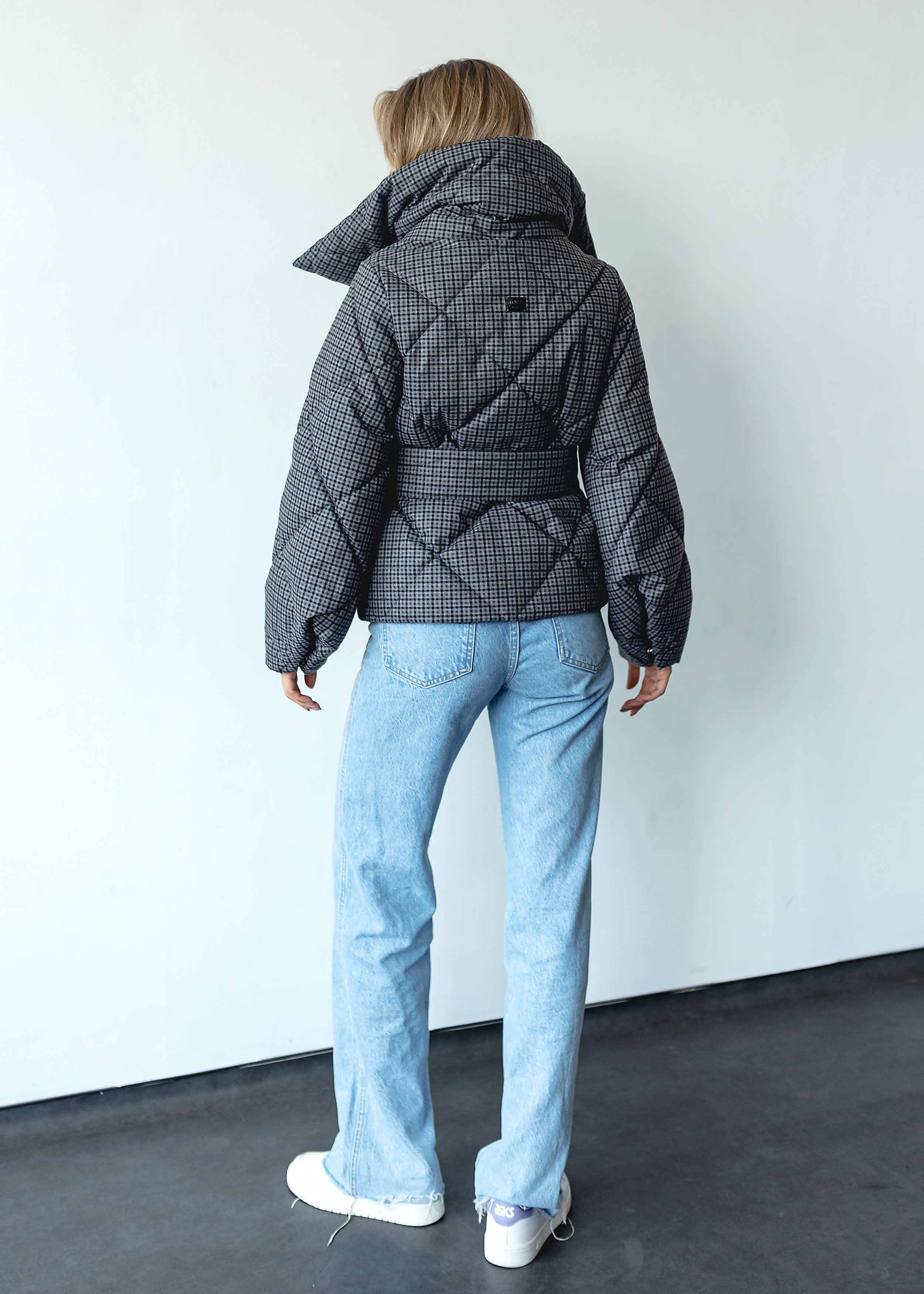 Elegantiška dygsniuota žieminė striukė su diržu