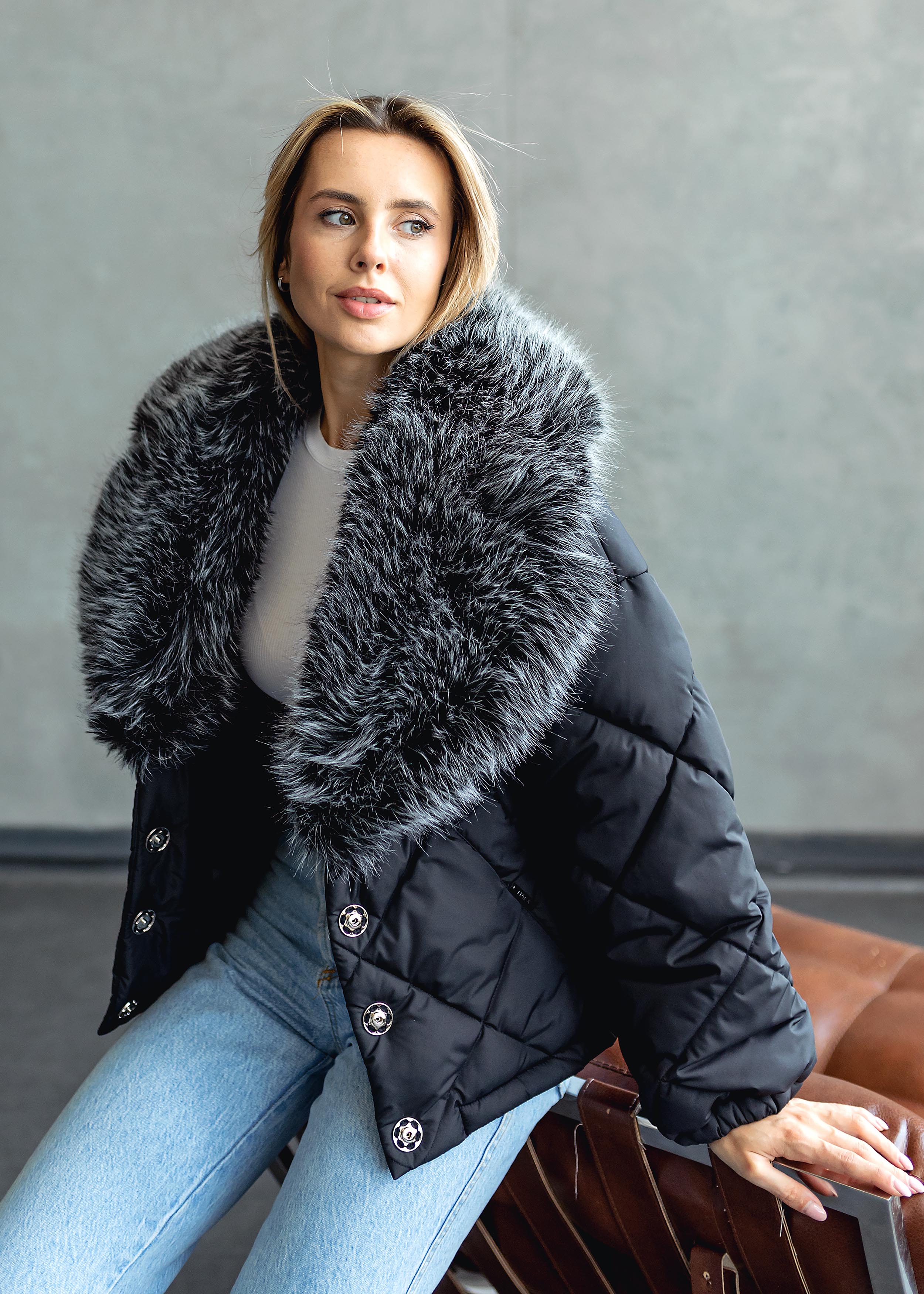 Elegant Winter Jacket with Faux Fur Collar Black