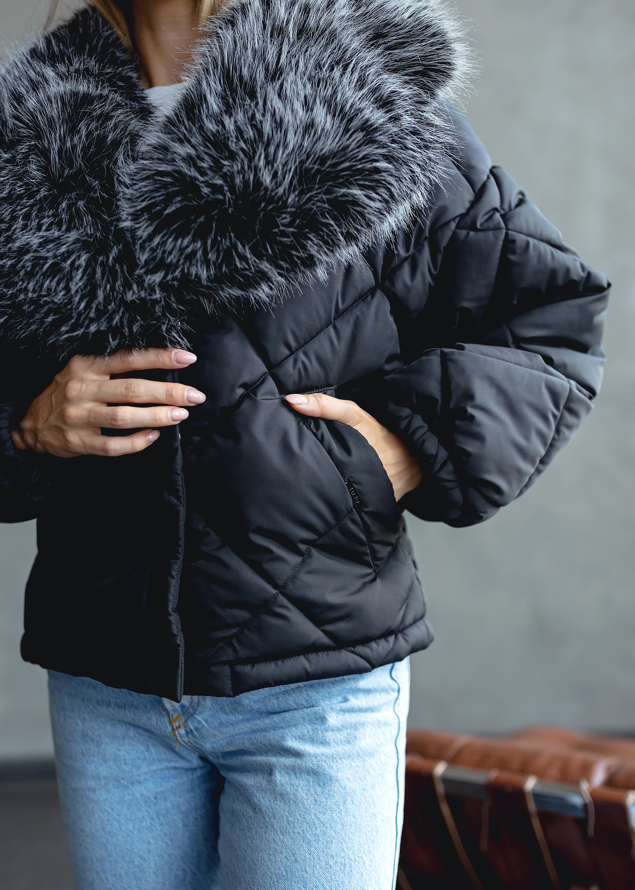 Elegant Winter Jacket with Faux Fur Collar Black