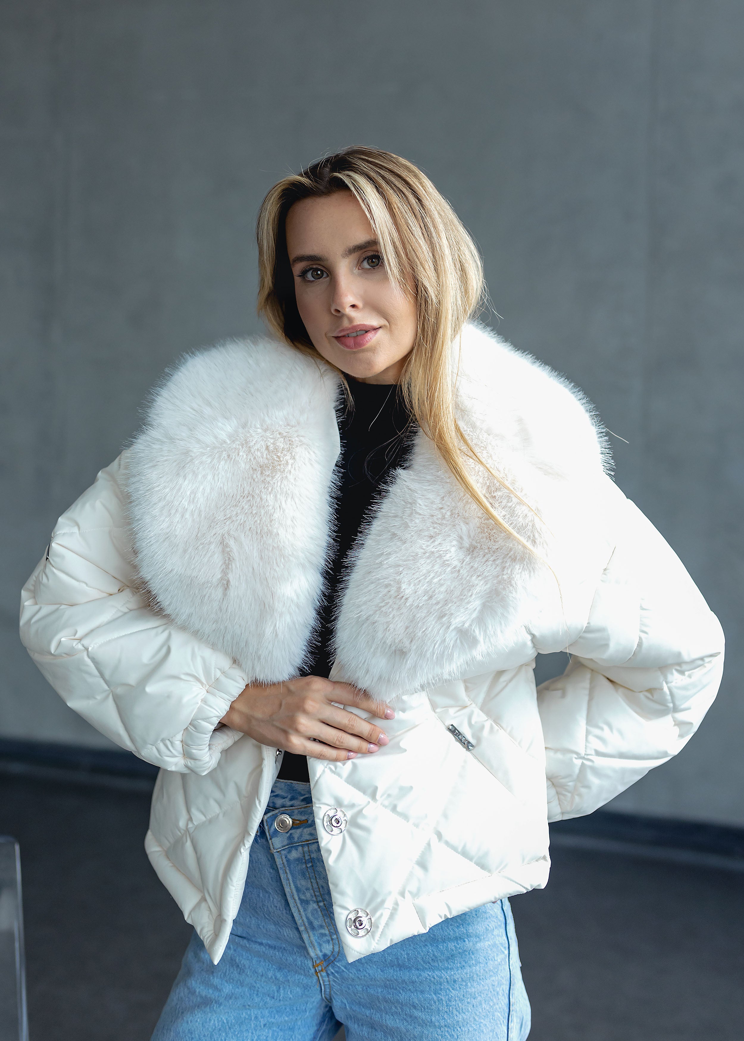 Elegant Winter Jacket with Faux Fur Collar Milky