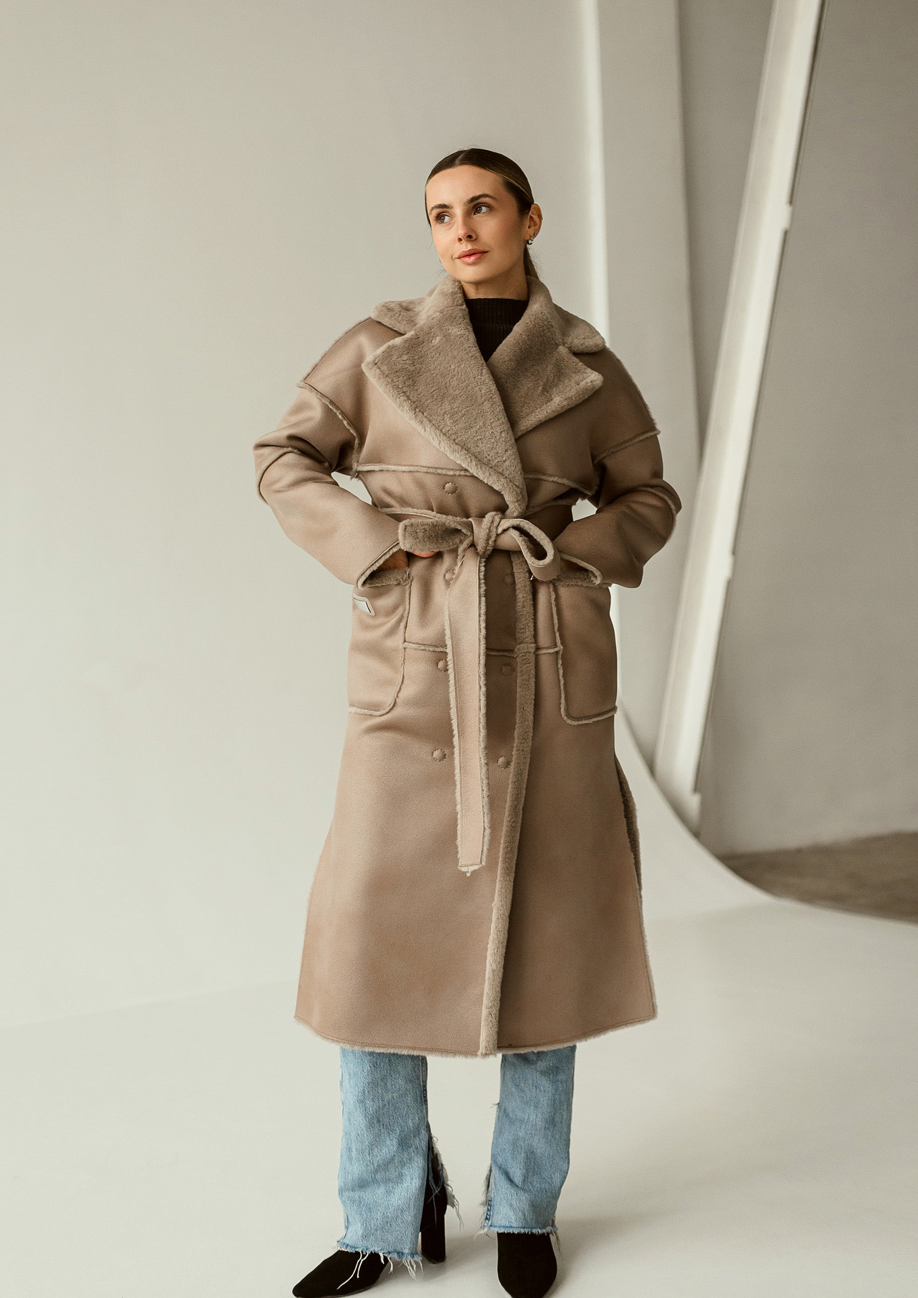 Avikailio paltas su diržu ir elegantiška apykakle šampano spalvos