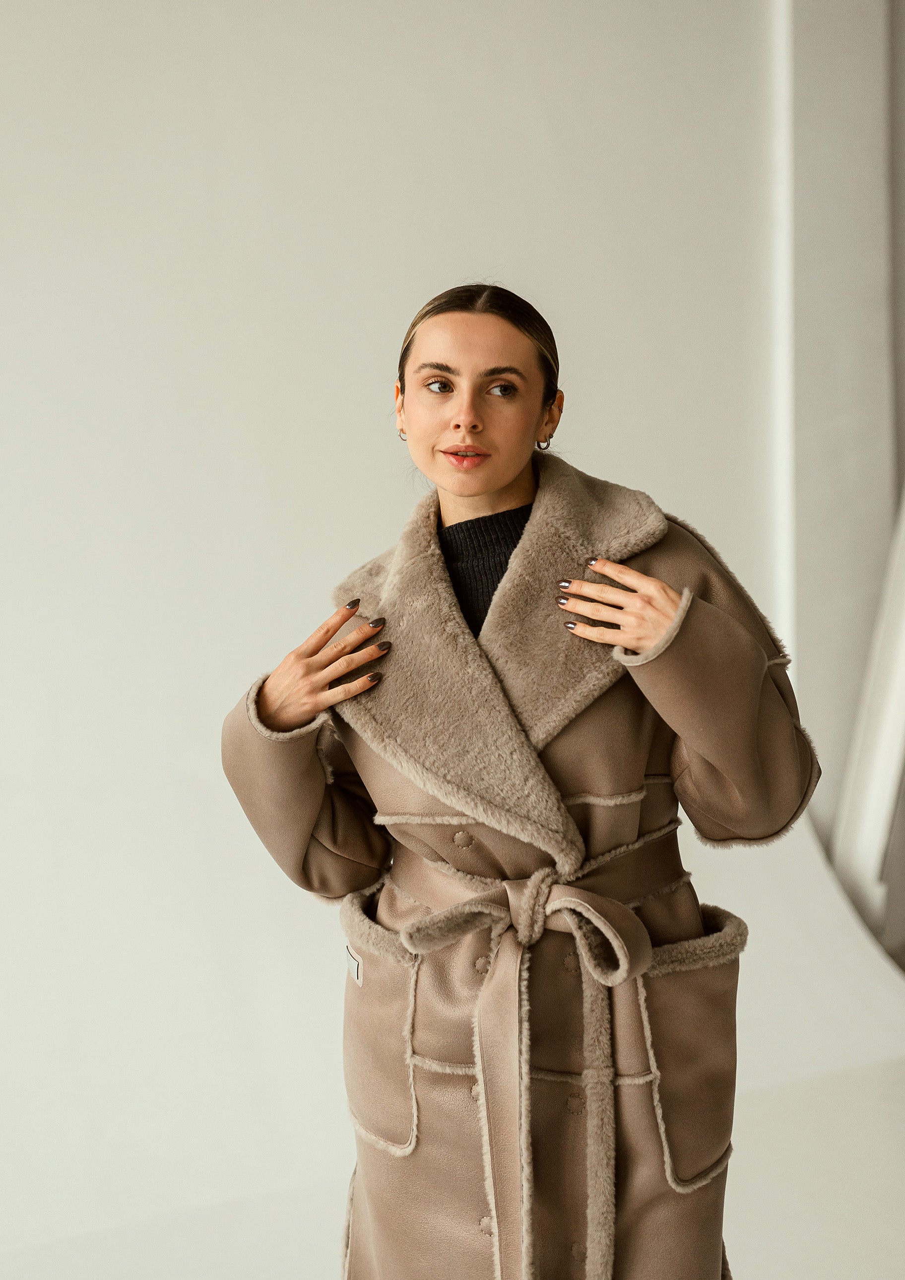 Avikailio paltas su diržu ir elegantiška apykakle šampano spalvos