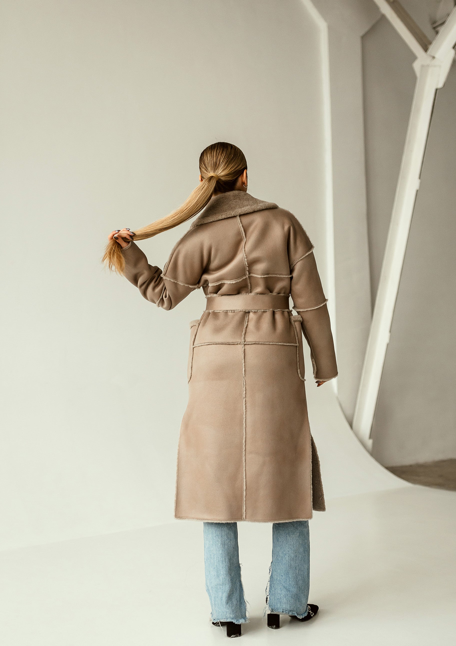 Avikailio paltas su diržu ir elegantiška apykakle šampano spalvos