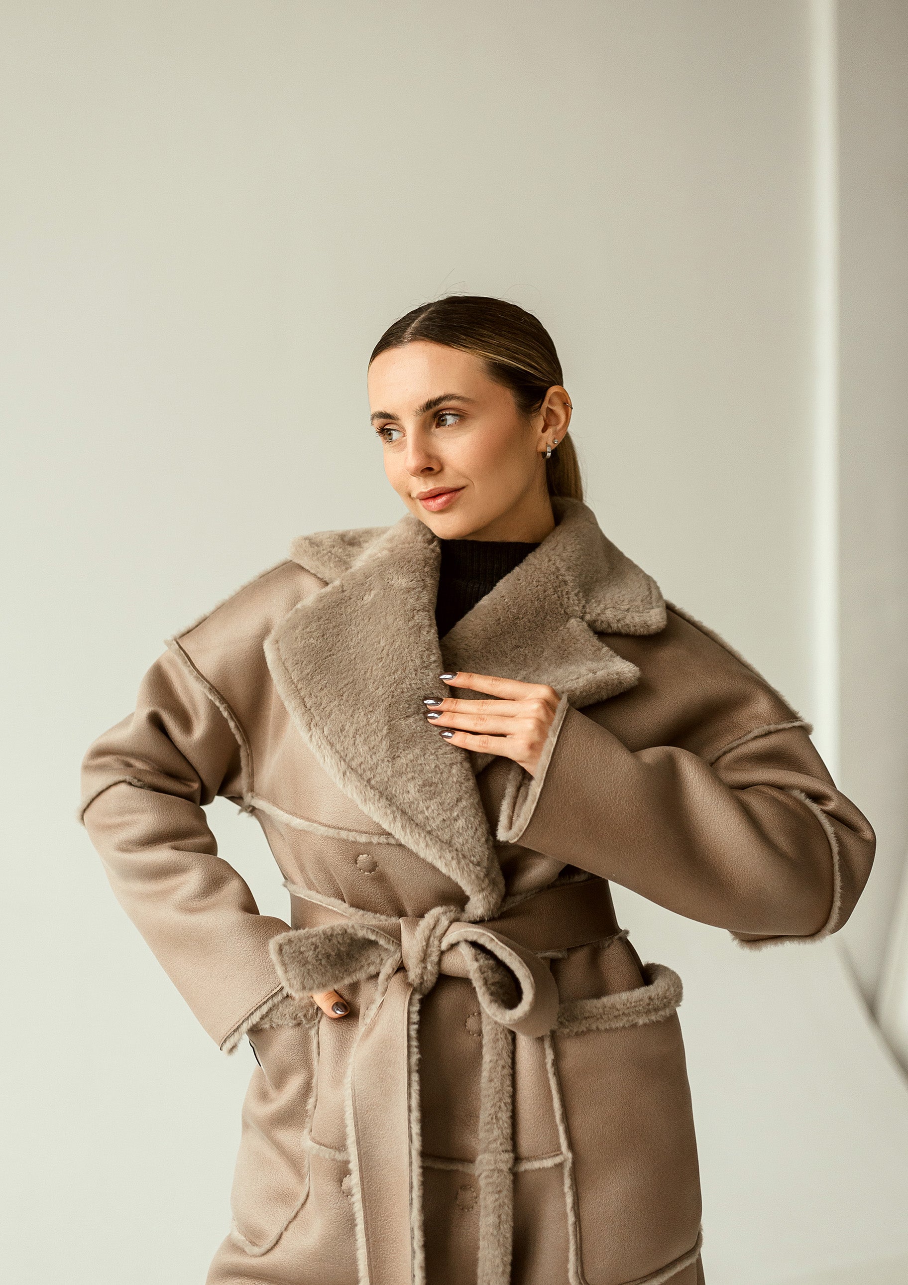 Avikailio paltas su diržu ir elegantiška apykakle šampano spalvos