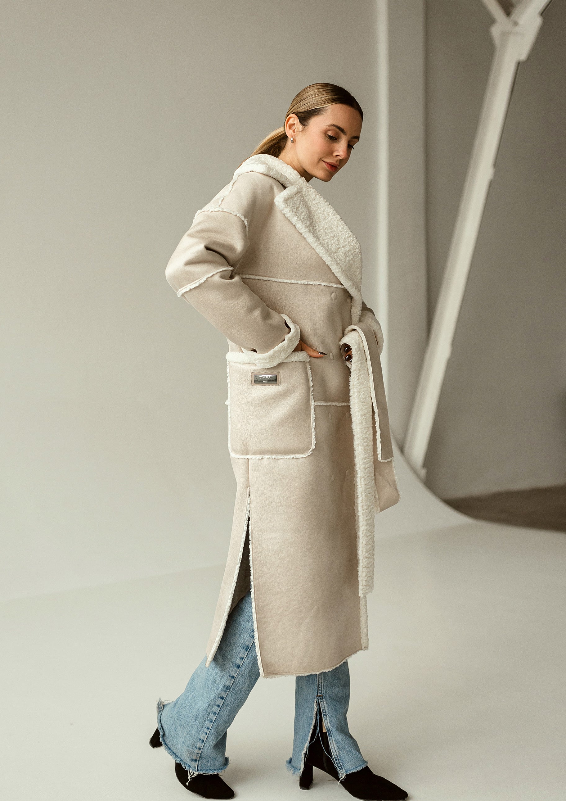 Avikailio paltas su diržu ir elegantiška apykakle smėlio spalvos