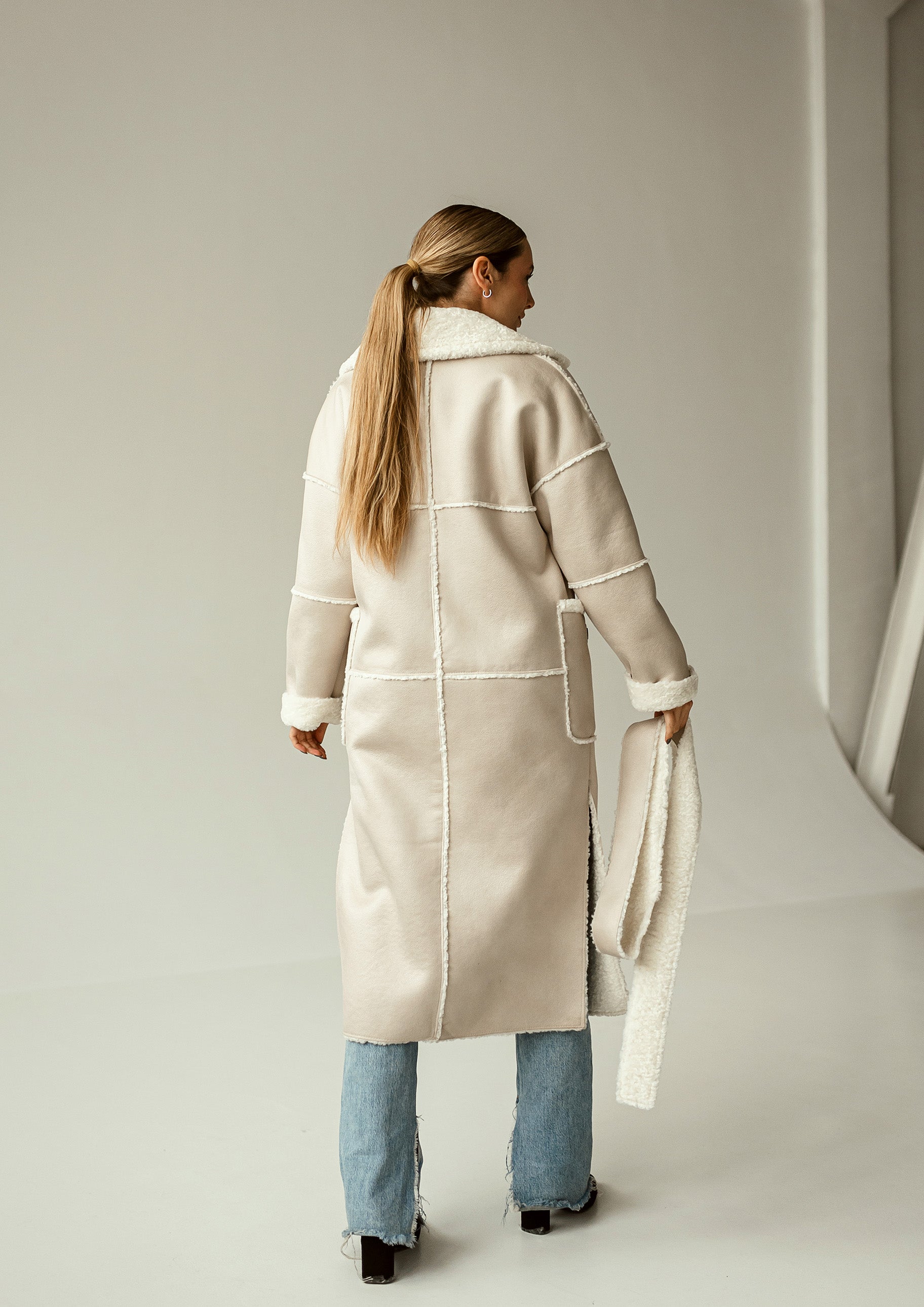 Avikailio paltas su diržu ir elegantiška apykakle smėlio spalvos