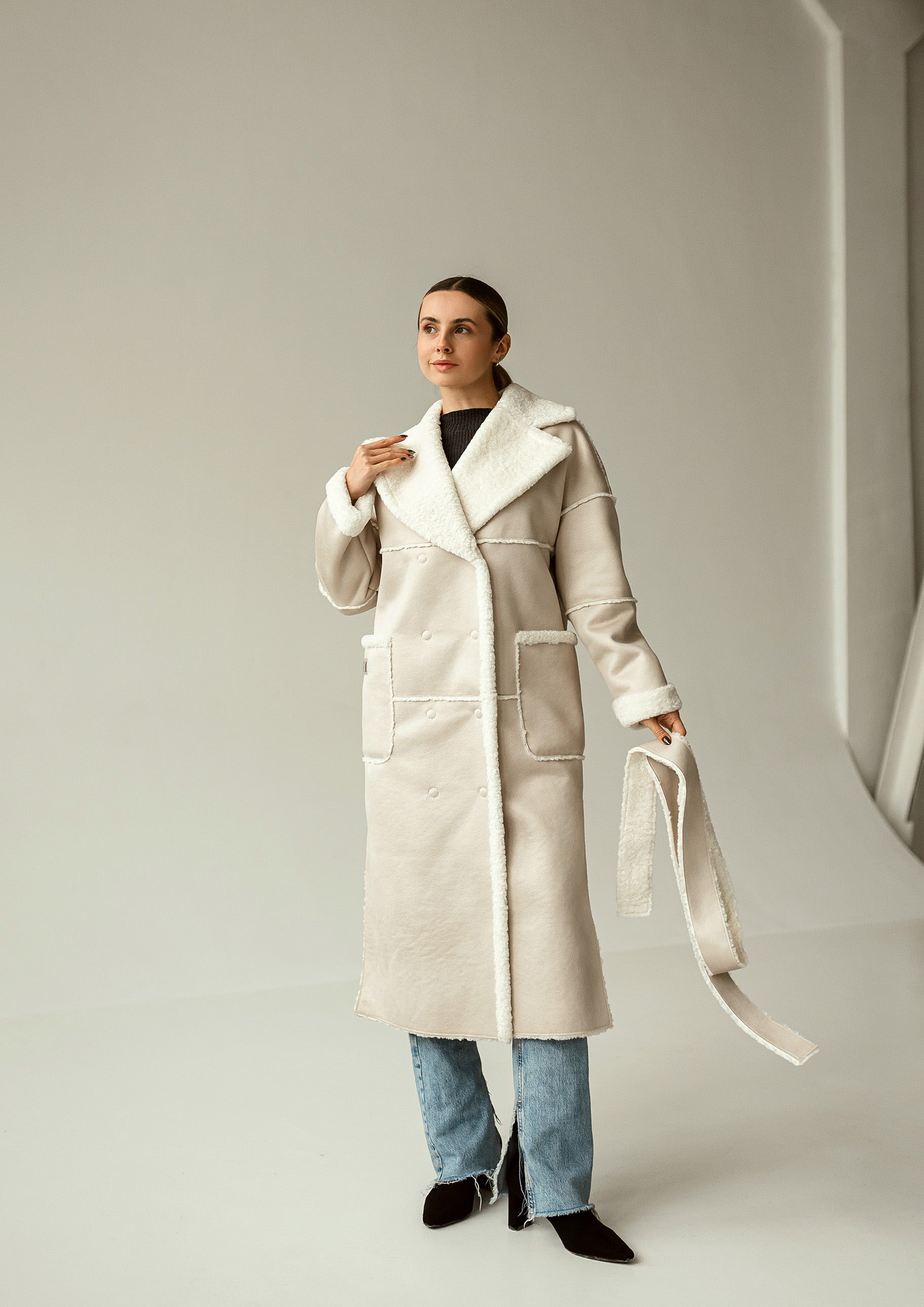 Avikailio paltas su diržu ir elegantiška apykakle smėlio spalvos