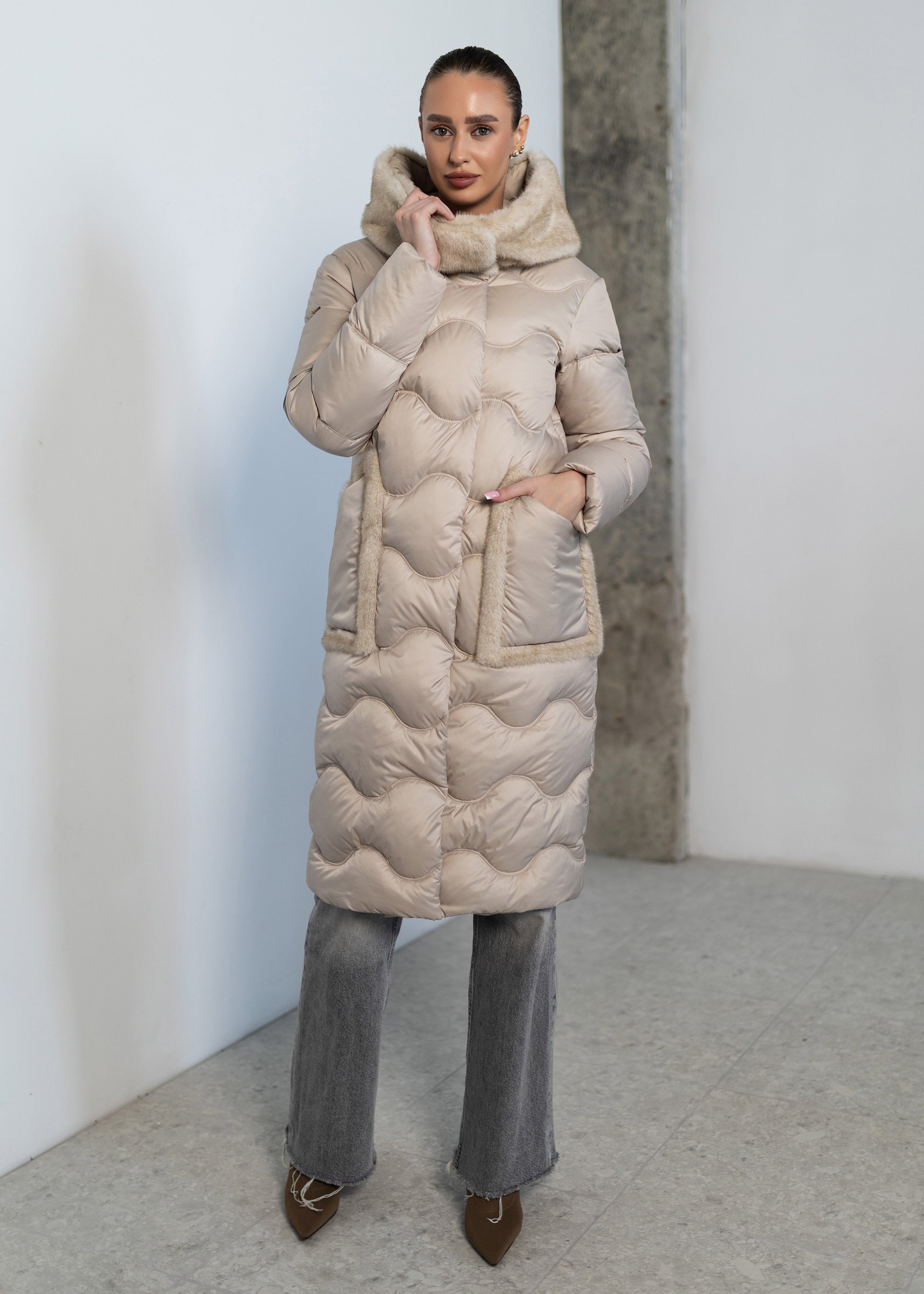 Elegantiškas dygsniuotas žieminis paltas su diržu ir gobtuvu