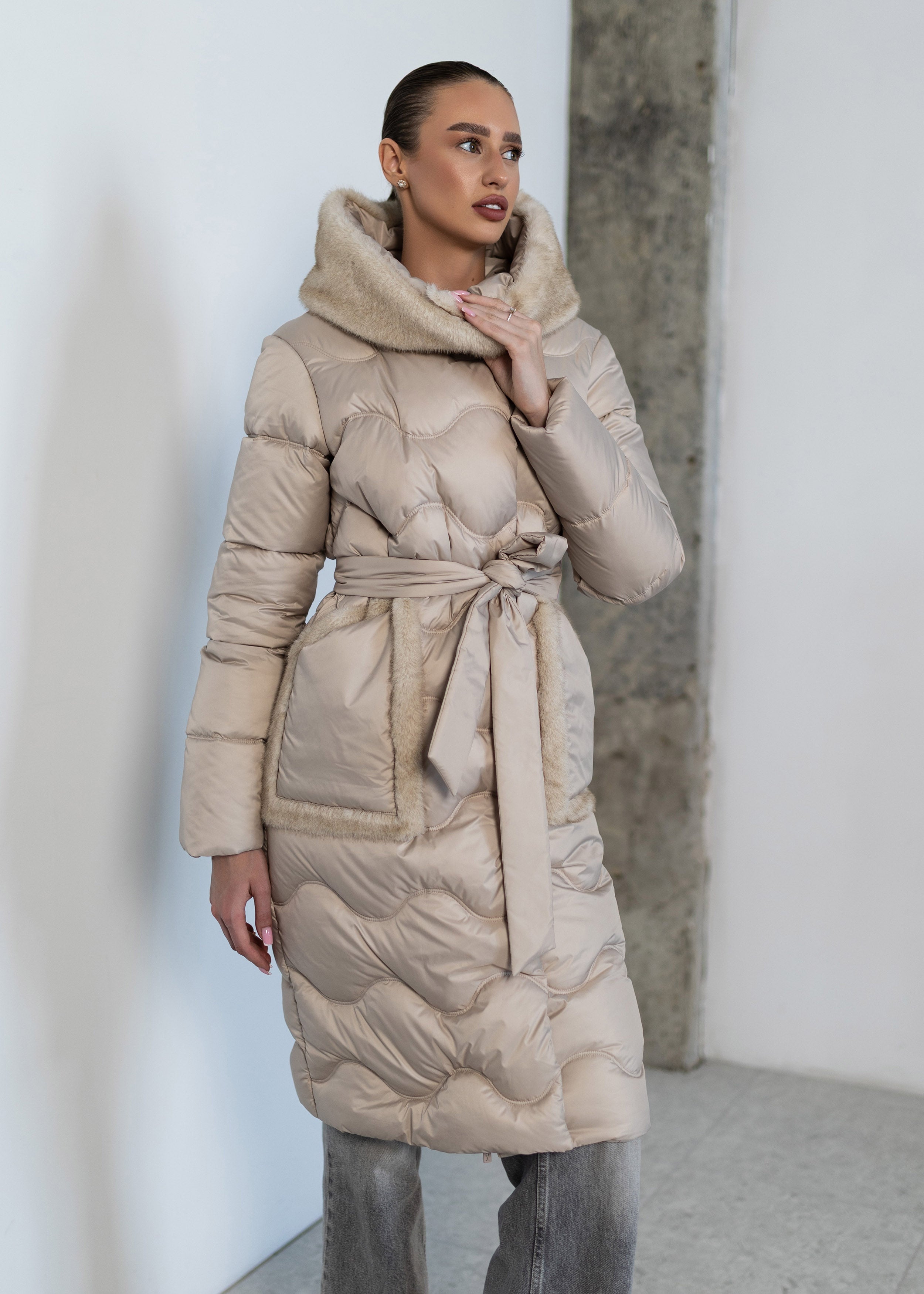 Elegantiškas dygsniuotas žieminis paltas su diržu ir gobtuvu