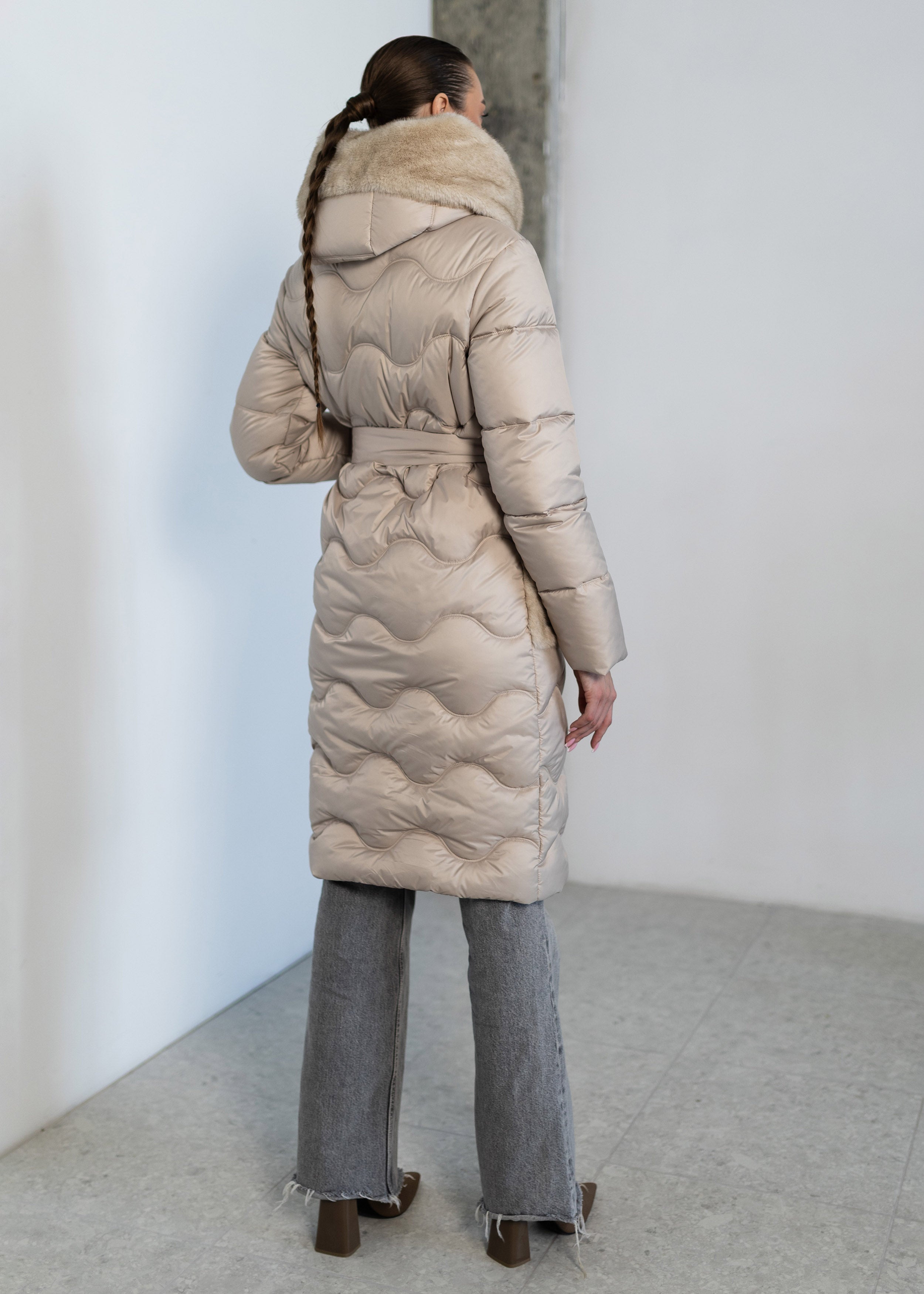 Elegantiškas dygsniuotas žieminis paltas su diržu ir gobtuvu