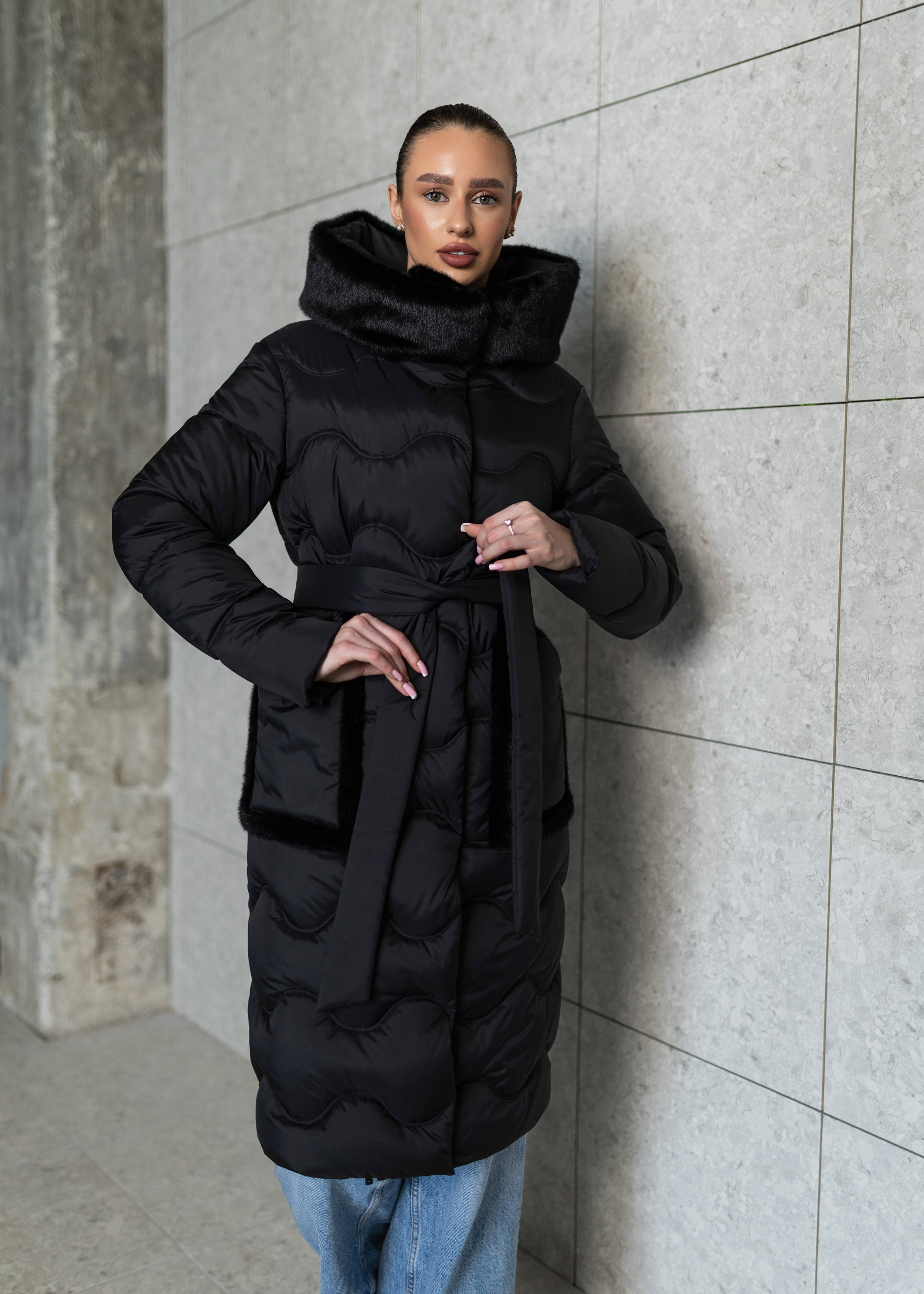 Elegantiškas dygsniuotas žieminis paltas su diržu ir gobtuvu