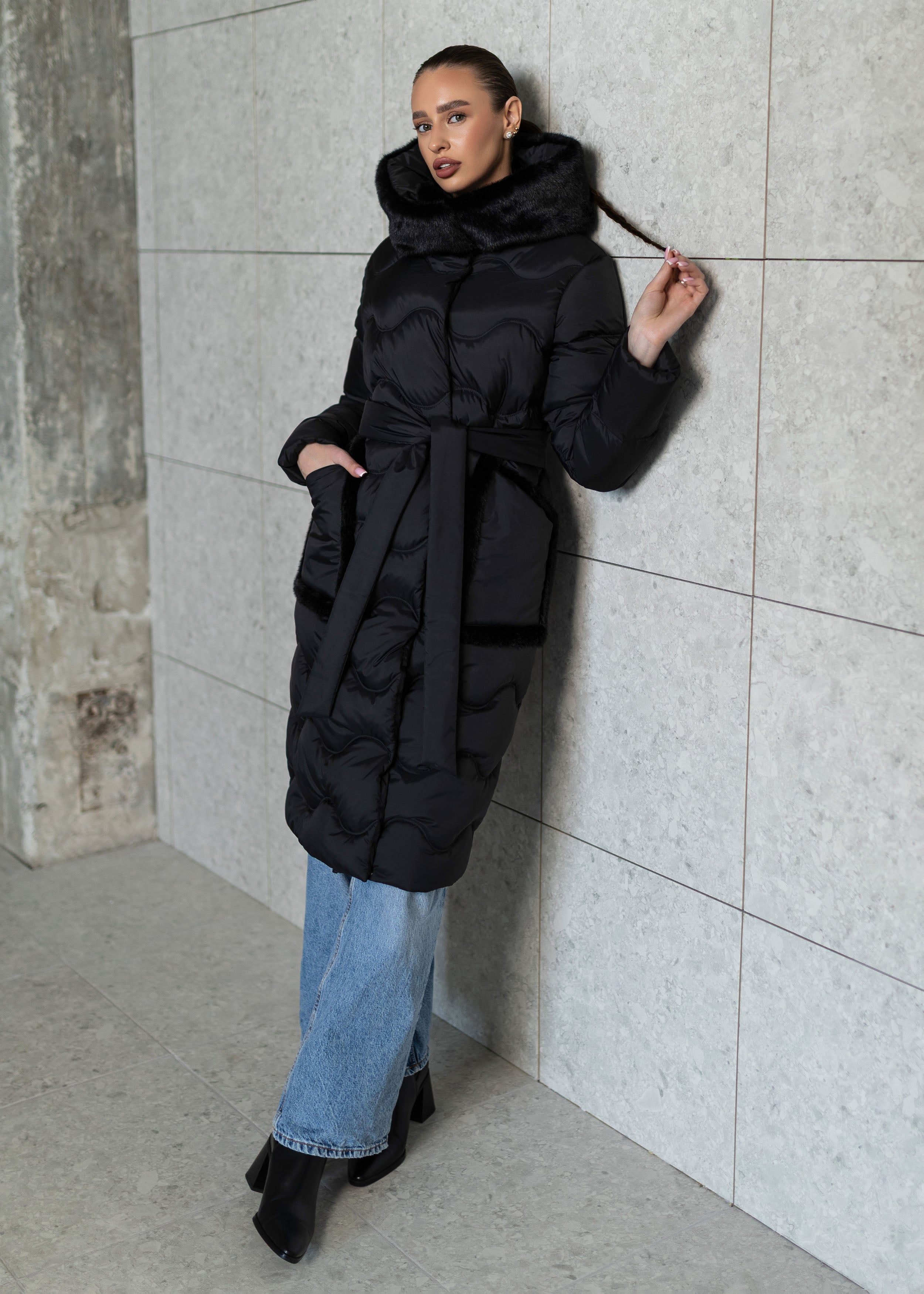 Elegantiškas dygsniuotas žieminis paltas su diržu ir gobtuvu