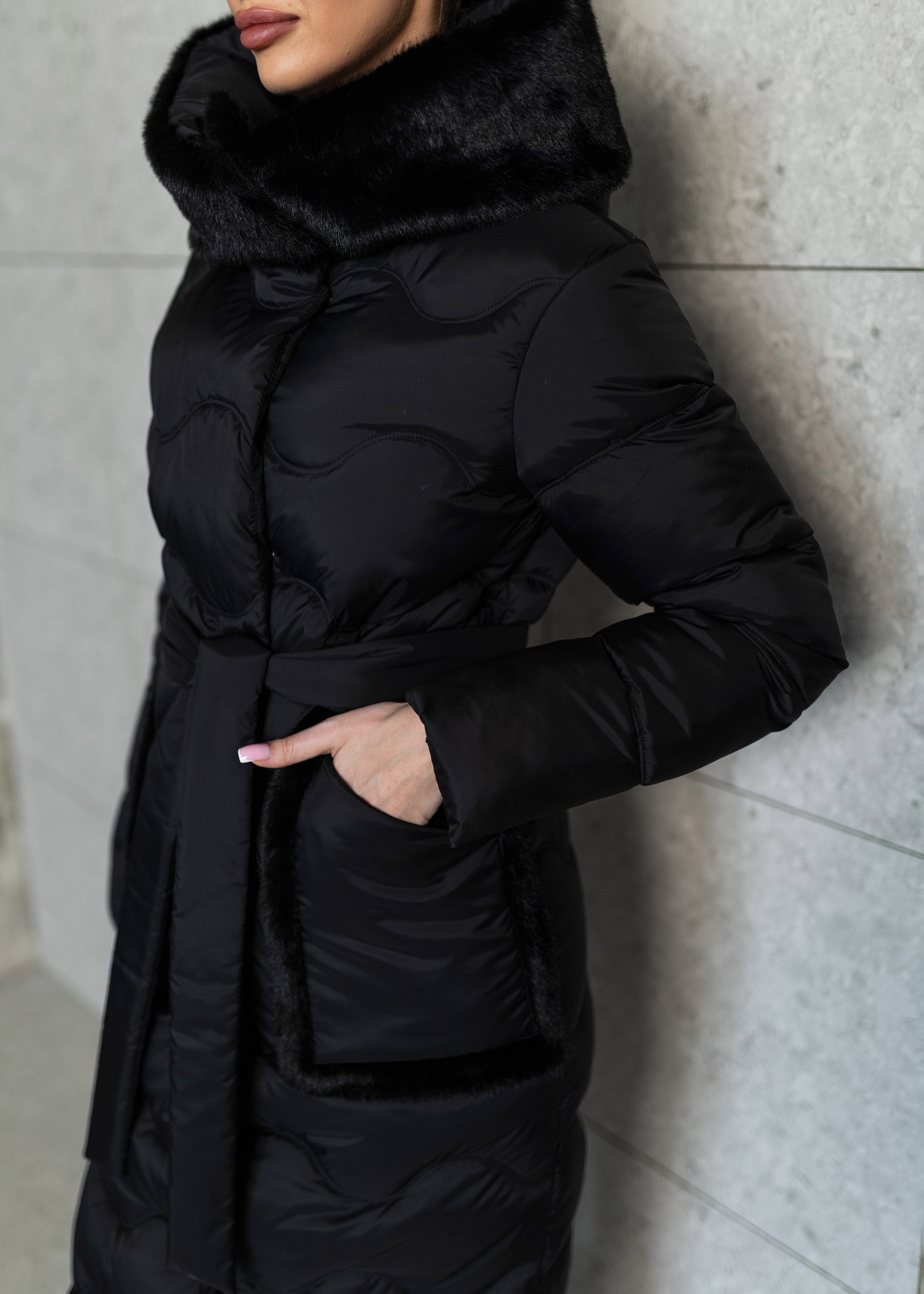 Elegantiškas dygsniuotas žieminis paltas su diržu ir gobtuvu