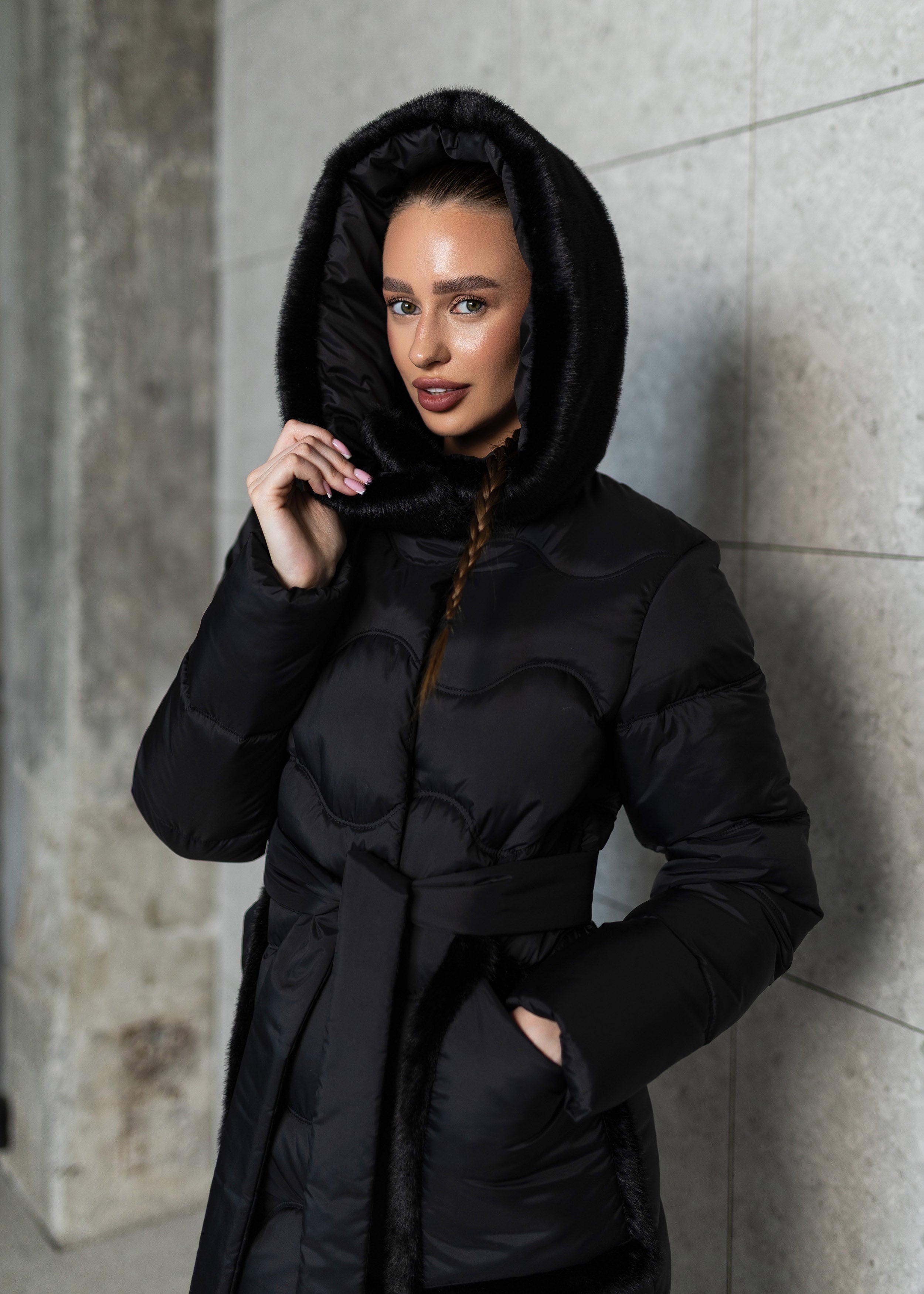 Elegantiškas dygsniuotas žieminis paltas su diržu ir gobtuvu