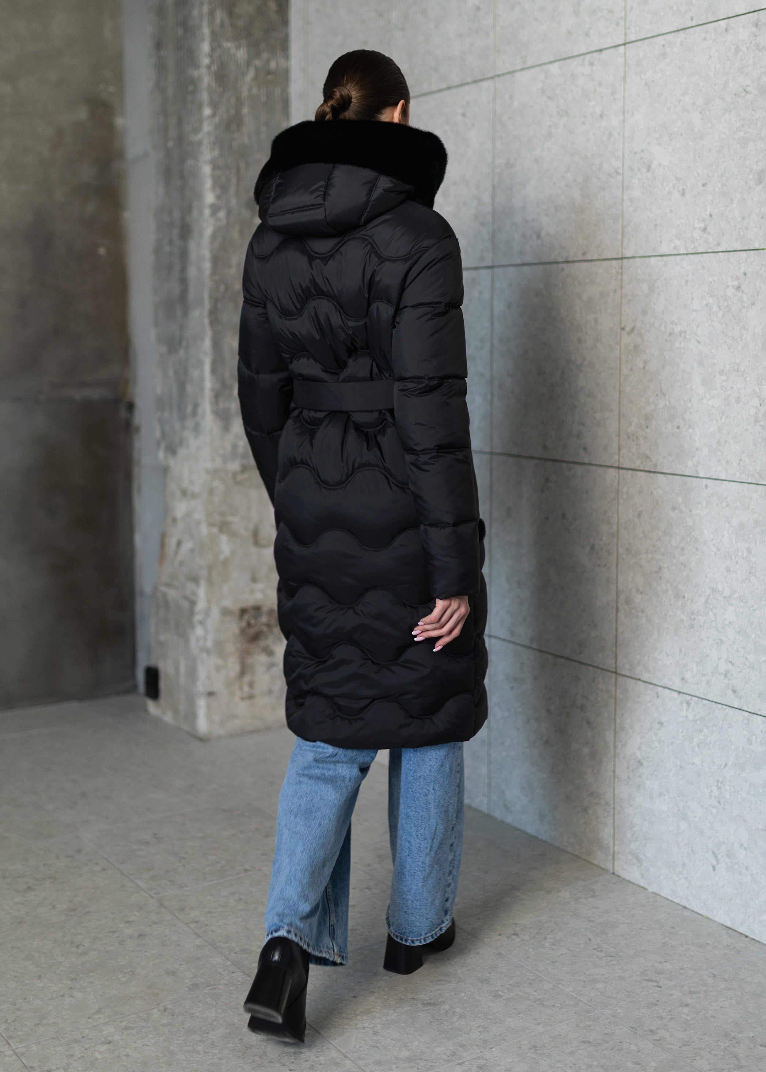 Elegantiškas dygsniuotas žieminis paltas su diržu ir gobtuvu