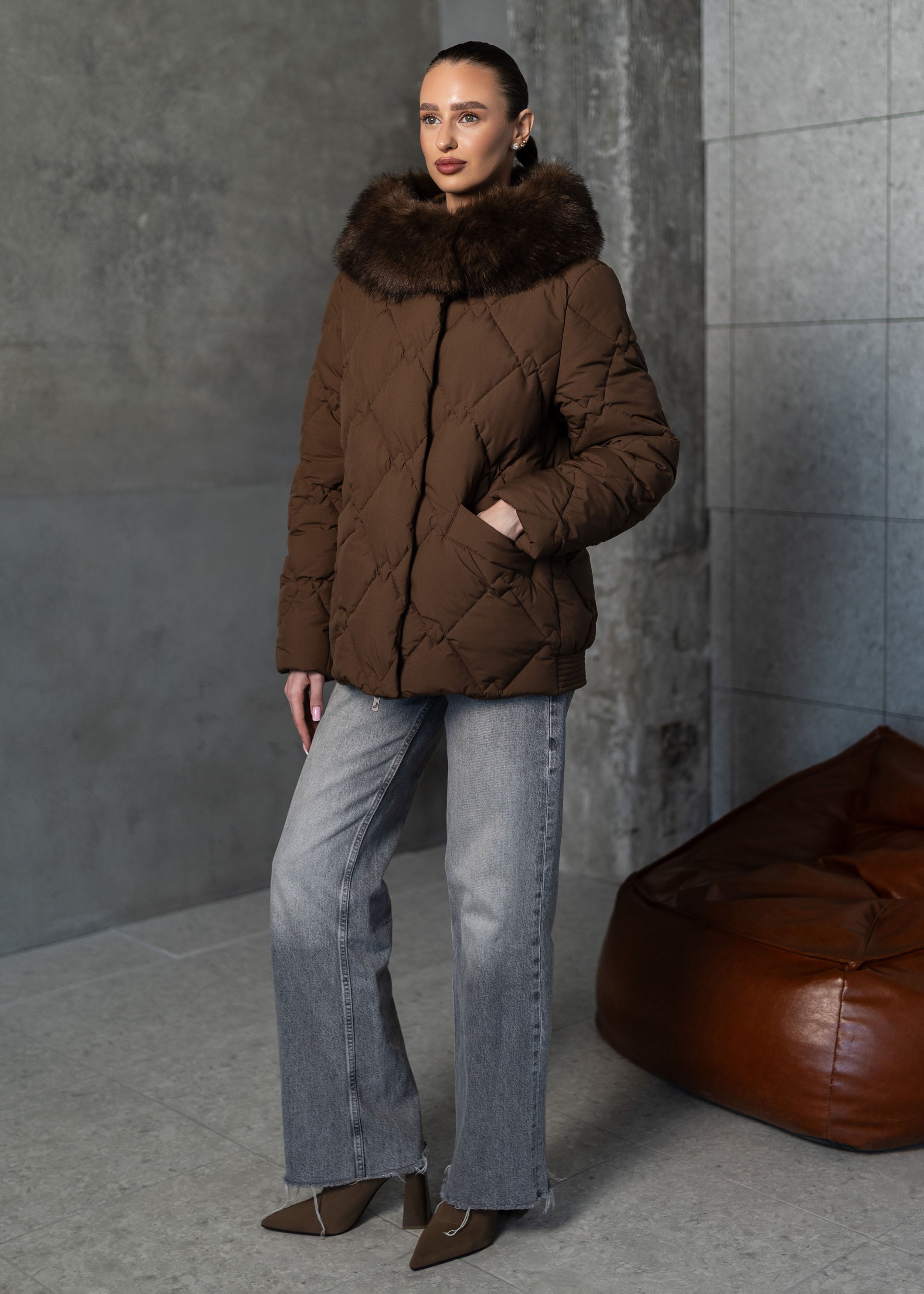 Prabangus žieminis paltas su kailio apykakle – šiluma ir elegancija viename