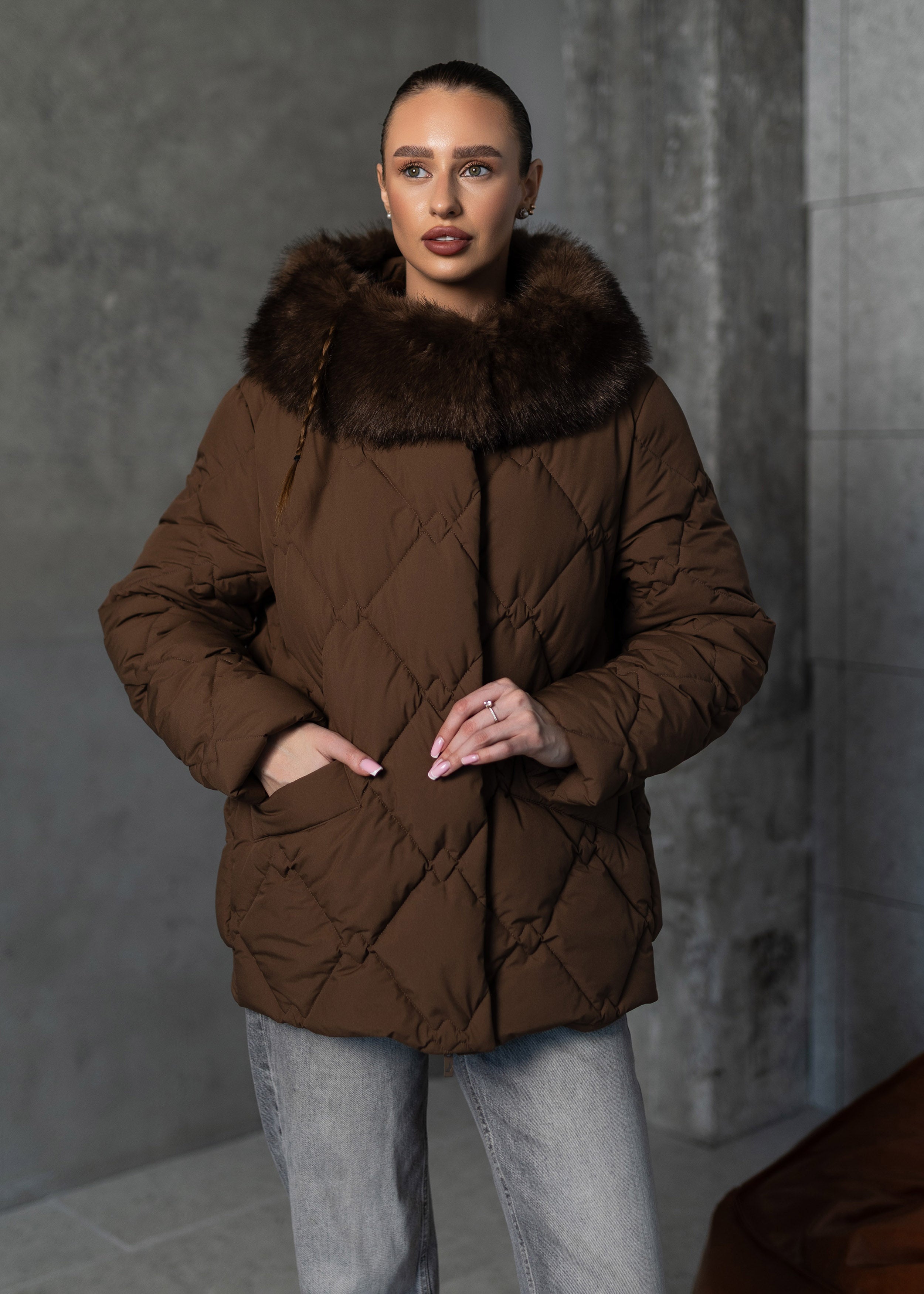 Prabangus žieminis paltas su kailio apykakle – šiluma ir elegancija viename