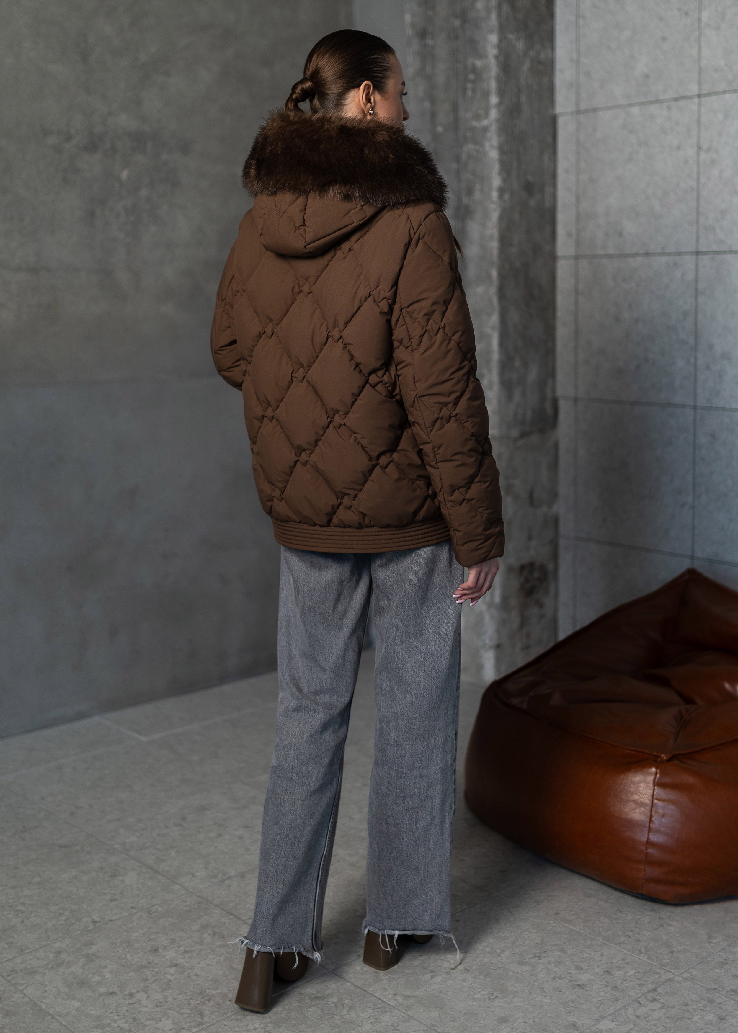 Prabangus žieminis paltas su kailio apykakle – šiluma ir elegancija viename