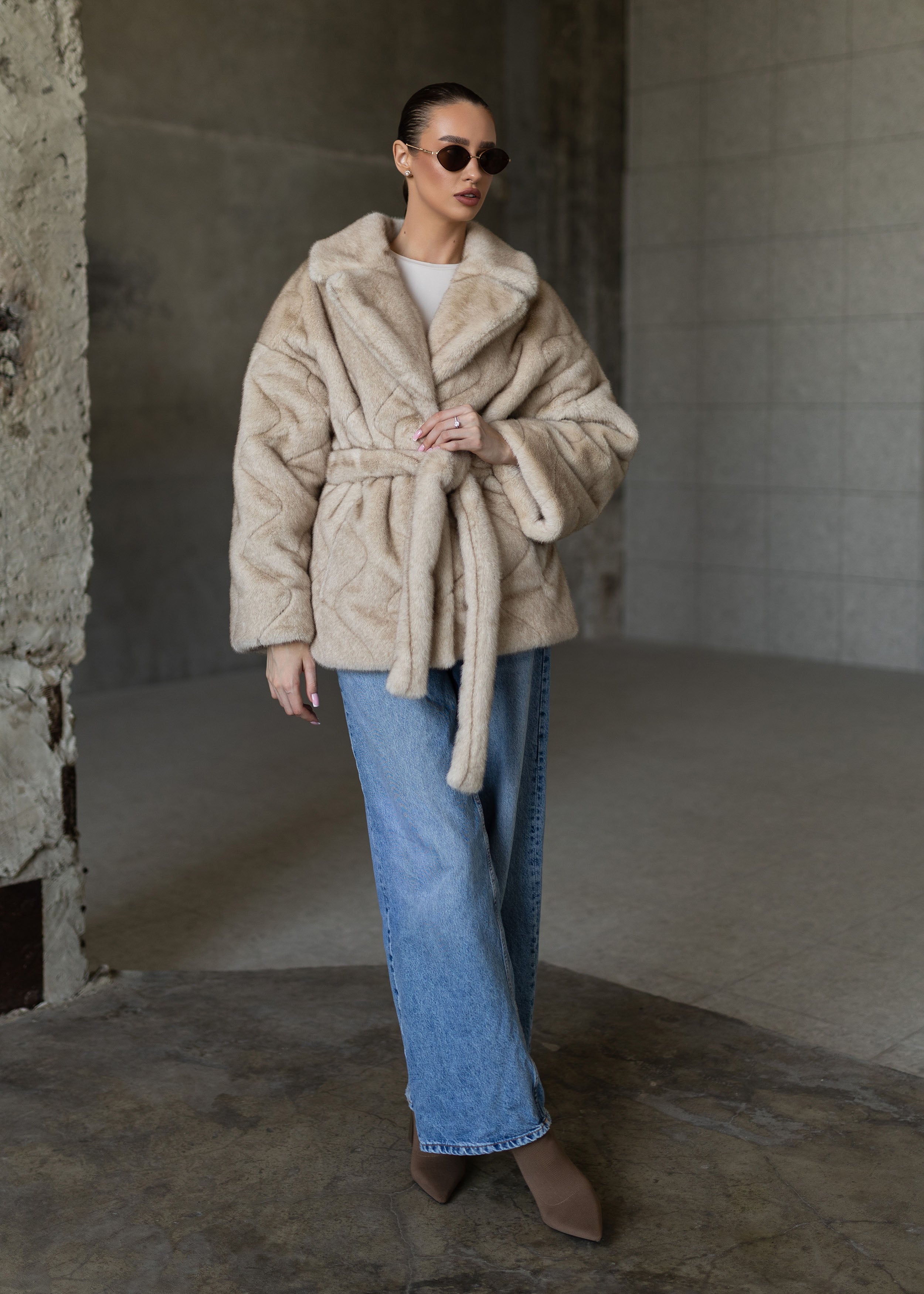 Smėlio spalvos eko kailinis paltas – švelnumo ir elegancijos derinys