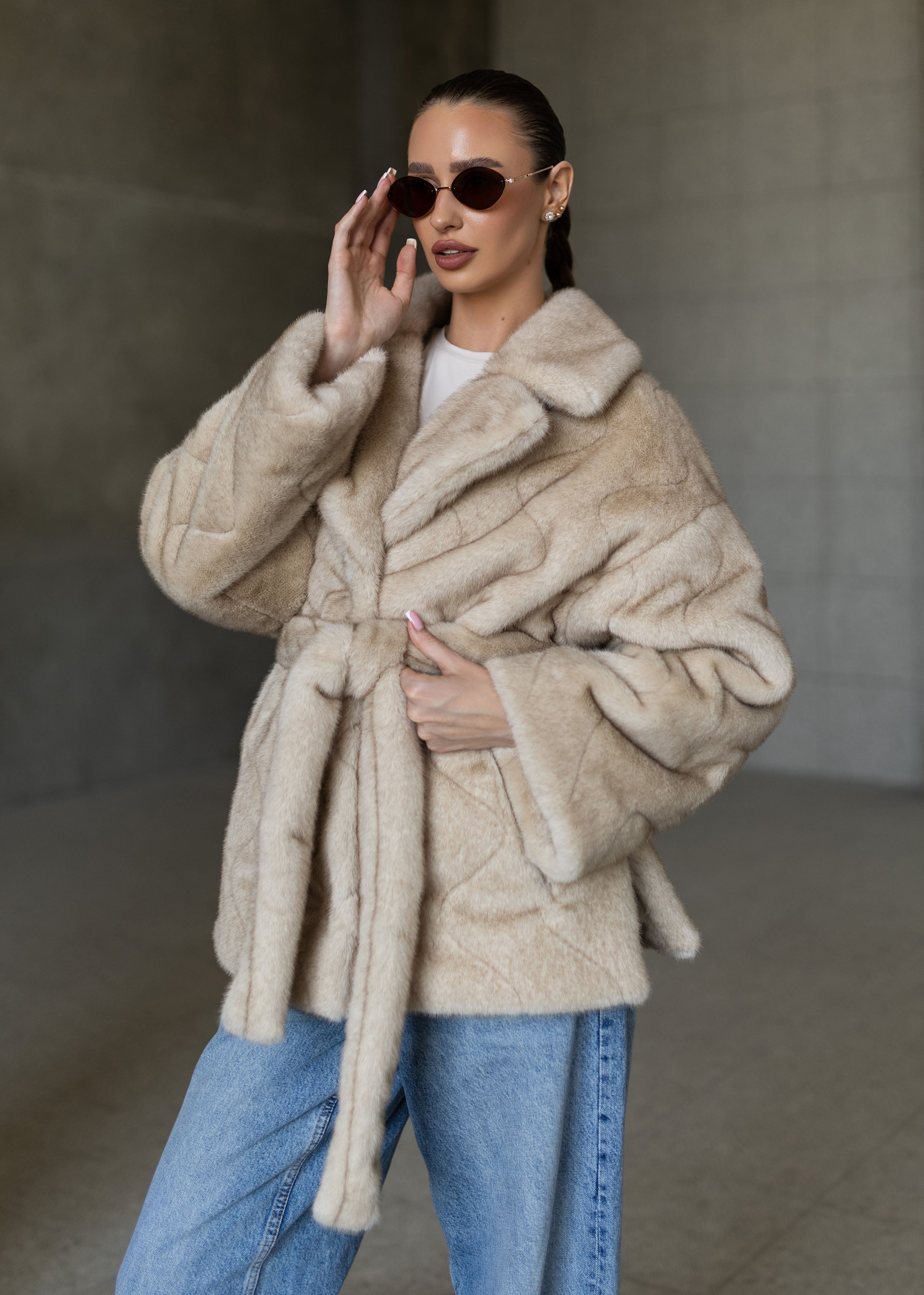 Smėlio spalvos eko kailinis paltas – švelnumo ir elegancijos derinys