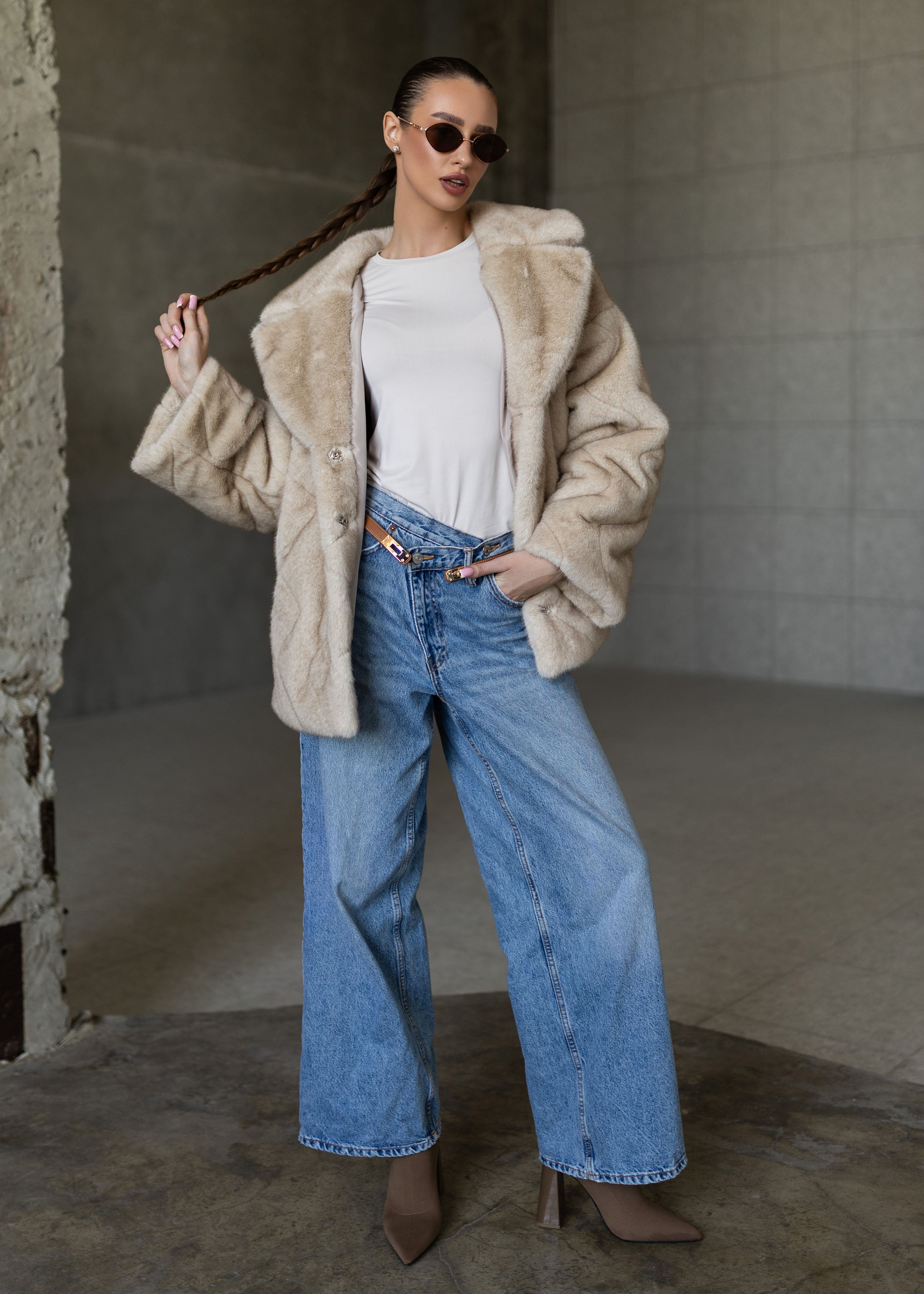 Smėlio spalvos eko kailinis paltas – švelnumo ir elegancijos derinys