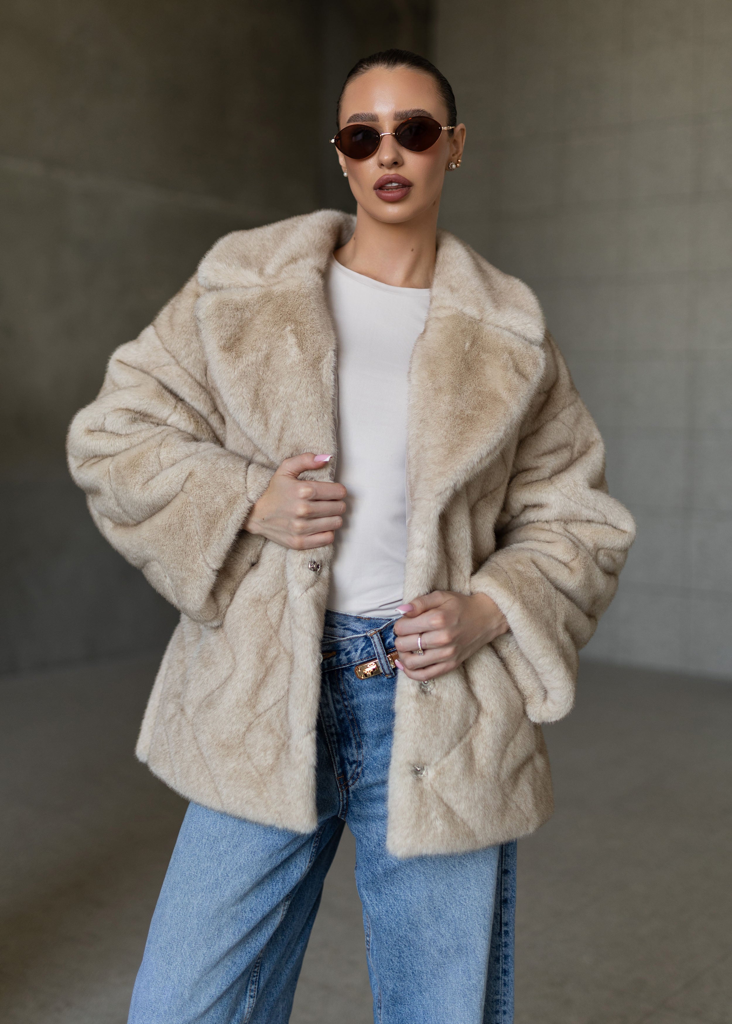 Smėlio spalvos eko kailinis paltas – švelnumo ir elegancijos derinys