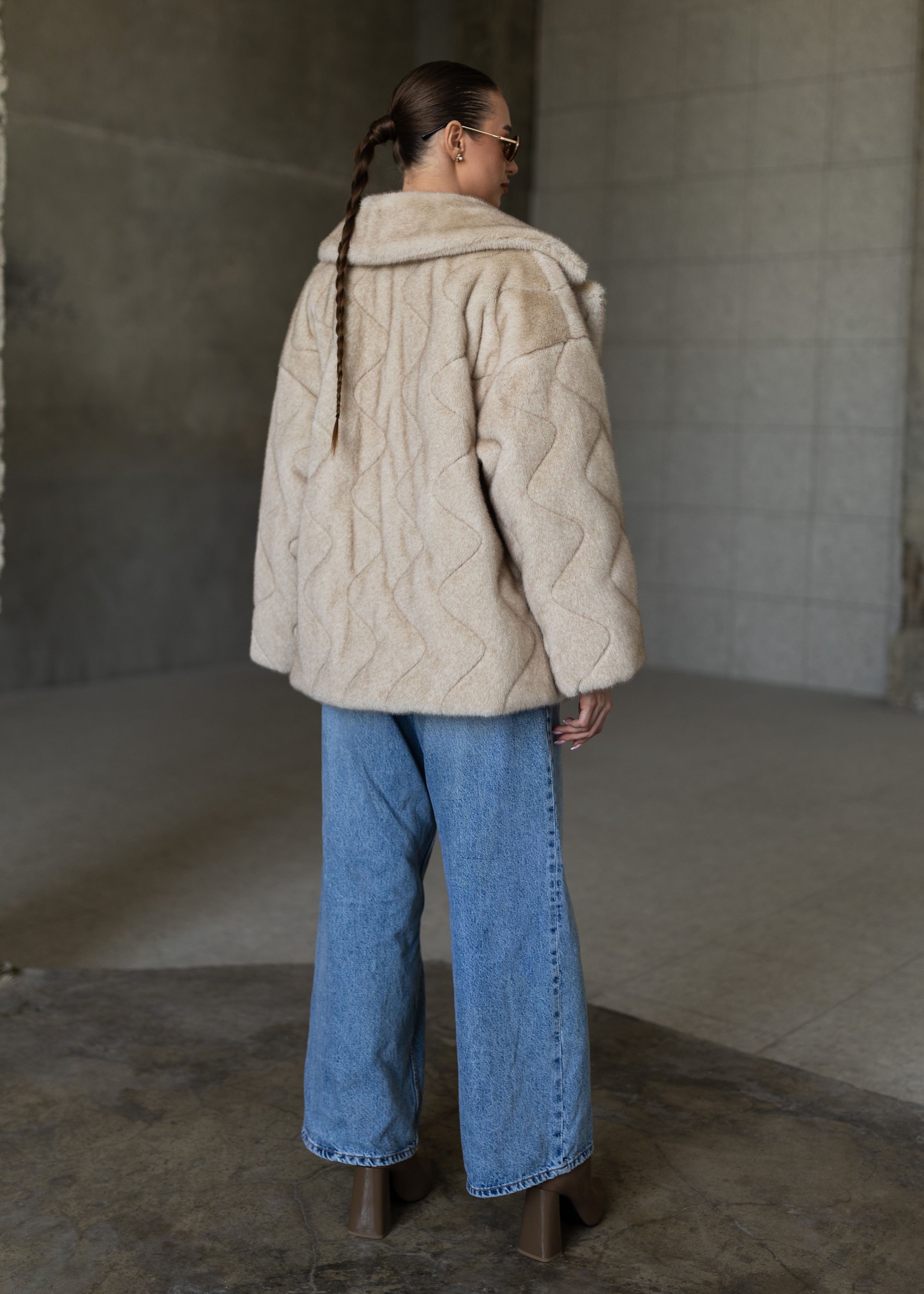 Smėlio spalvos eko kailinis paltas – švelnumo ir elegancijos derinys