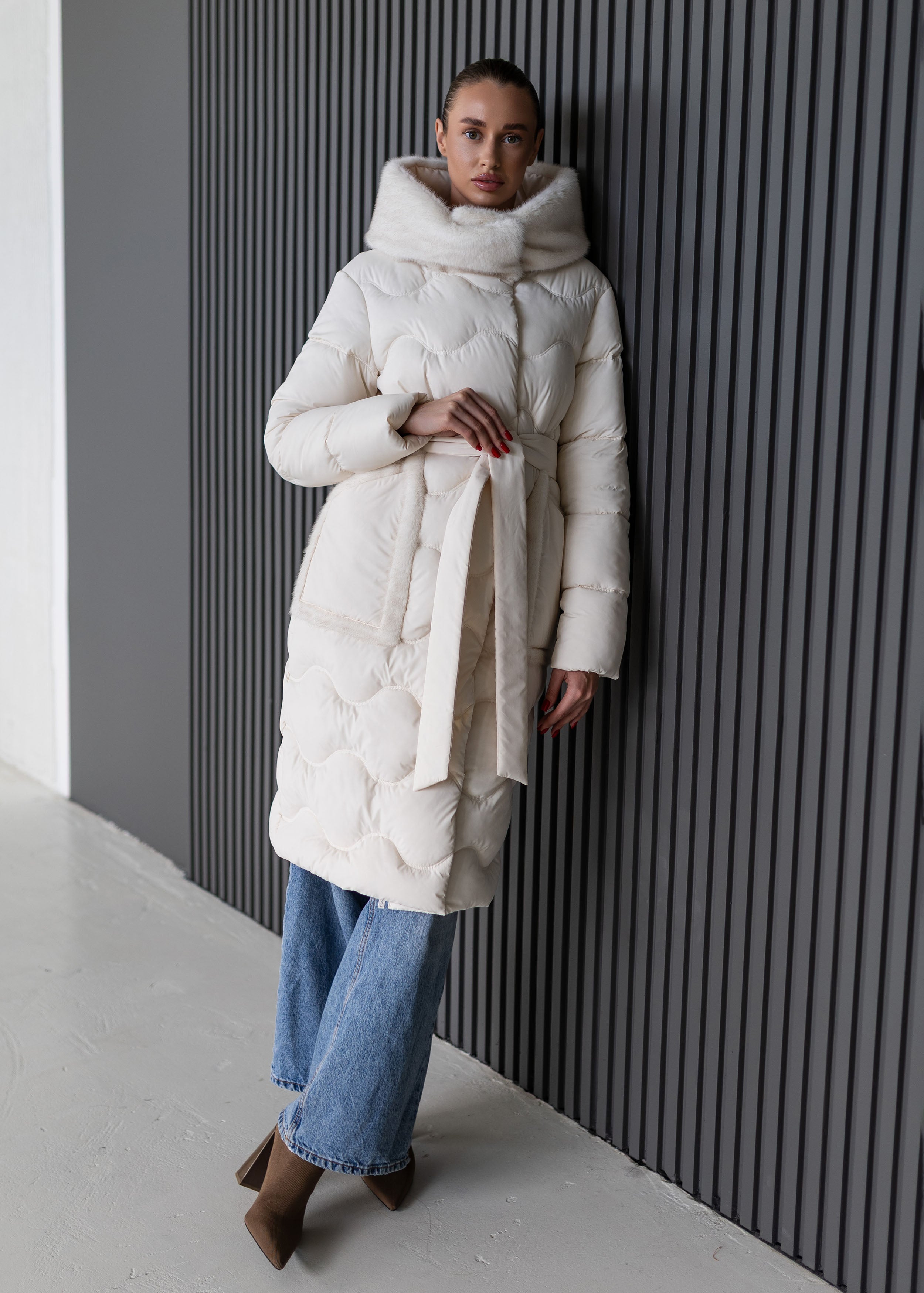 Elegantiškas dygsniuotas žieminis paltas su diržu ir gobtuvu