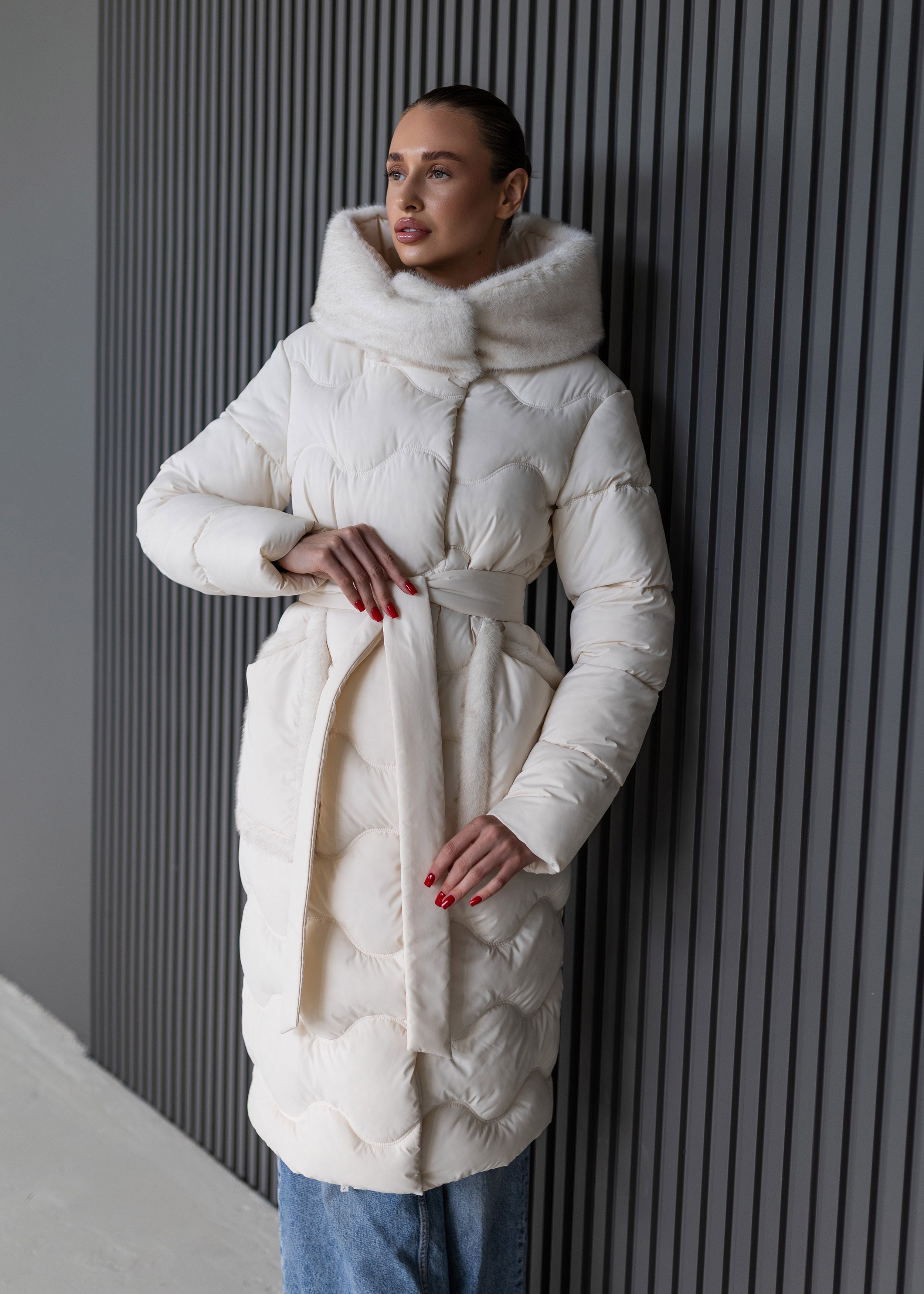 Elegantiškas dygsniuotas žieminis paltas su diržu ir gobtuvu