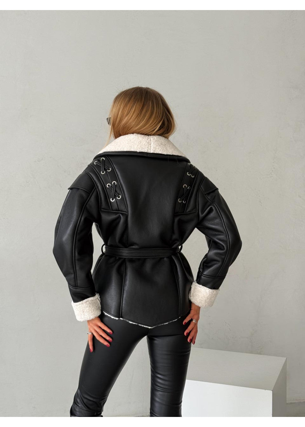 Eko odos avies kailio paltas su kontrastiniu kailiu – šiuolaikinė klasika JUODA