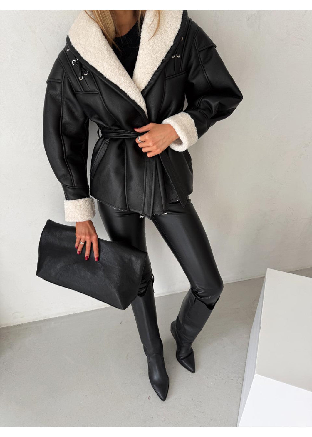 Eko odos avies kailio paltas su kontrastiniu kailiu – šiuolaikinė klasika JUODA