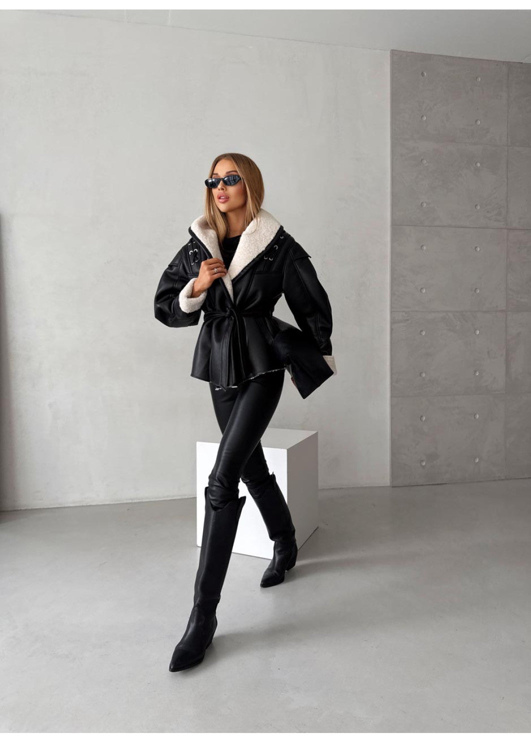 Eko odos avies kailio paltas su kontrastiniu kailiu – šiuolaikinė klasika JUODA