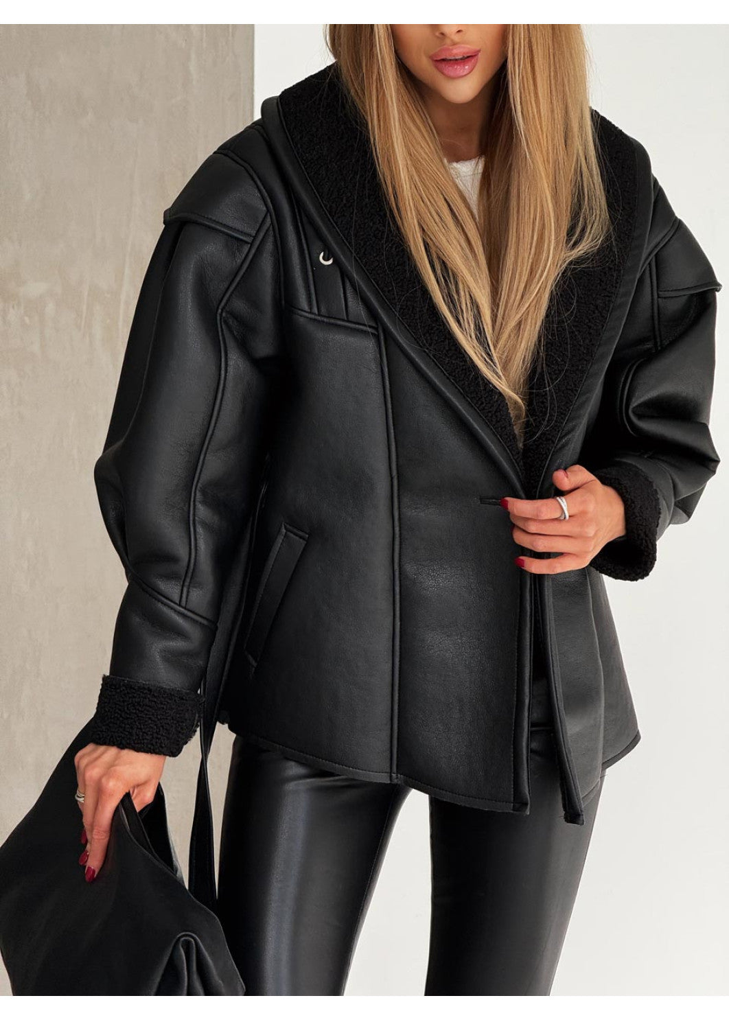 Eko odos avies kailio paltas su kontrastiniu kailiu – šiuolaikinė klasika