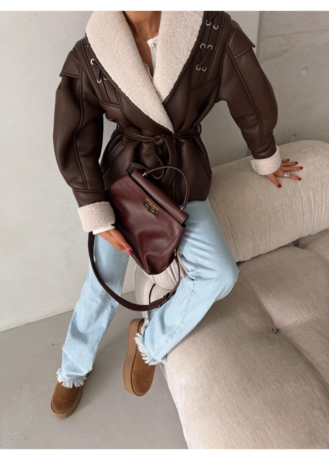 Eko odos avies kailio paltas su kontrastiniu kailiu – šiuolaikinė klasika ŠOKOLADINĖ