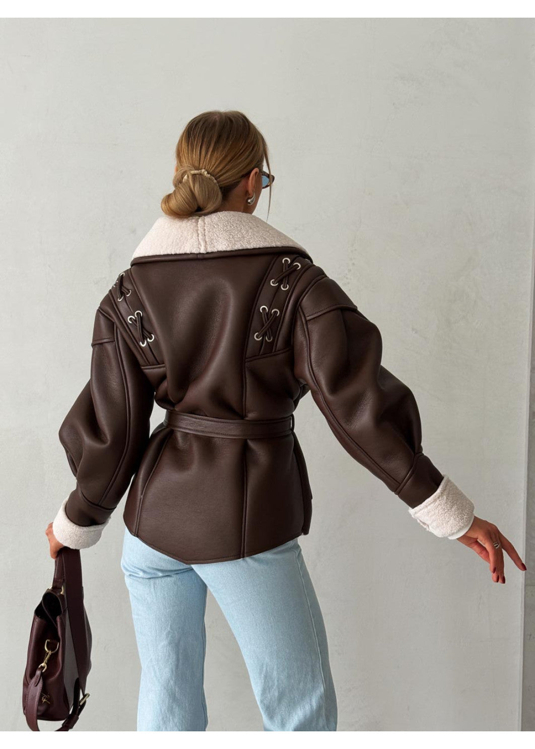 Eko odos avies kailio paltas su kontrastiniu kailiu – šiuolaikinė klasika ŠOKOLADINĖ