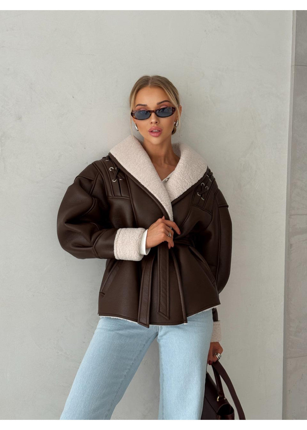 Eko odos avies kailio paltas su kontrastiniu kailiu – šiuolaikinė klasika ŠOKOLADINĖ