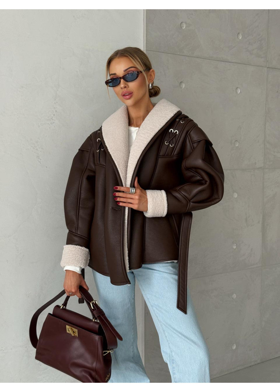 Eko odos avies kailio paltas su kontrastiniu kailiu – šiuolaikinė klasika ŠOKOLADINĖ