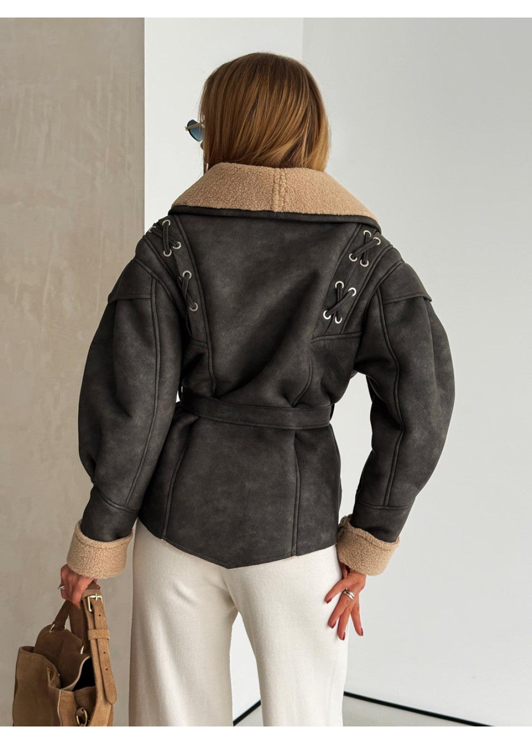 Eko odos avies kailio paltas su kontrastiniu kailiu – šiuolaikinė klasika PILKA