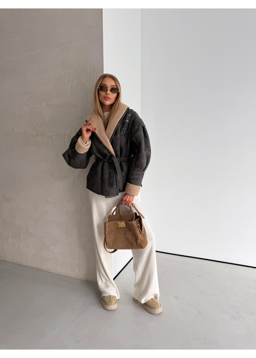 Eko odos avies kailio paltas su kontrastiniu kailiu – šiuolaikinė klasika PILKA