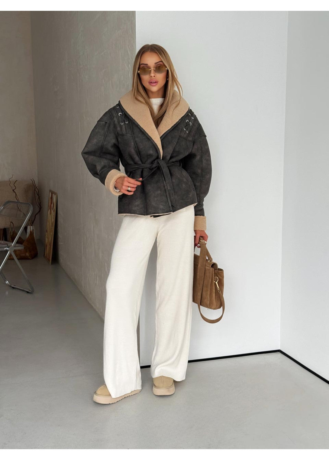 Eko odos avies kailio paltas su kontrastiniu kailiu – šiuolaikinė klasika PILKA