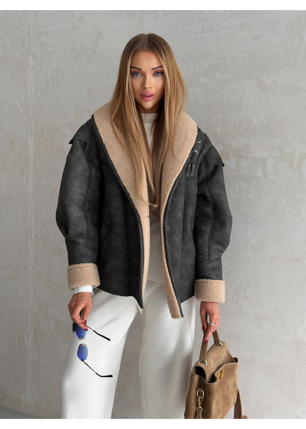 Eko odos avies kailio paltas su kontrastiniu kailiu – šiuolaikinė klasika PILKA