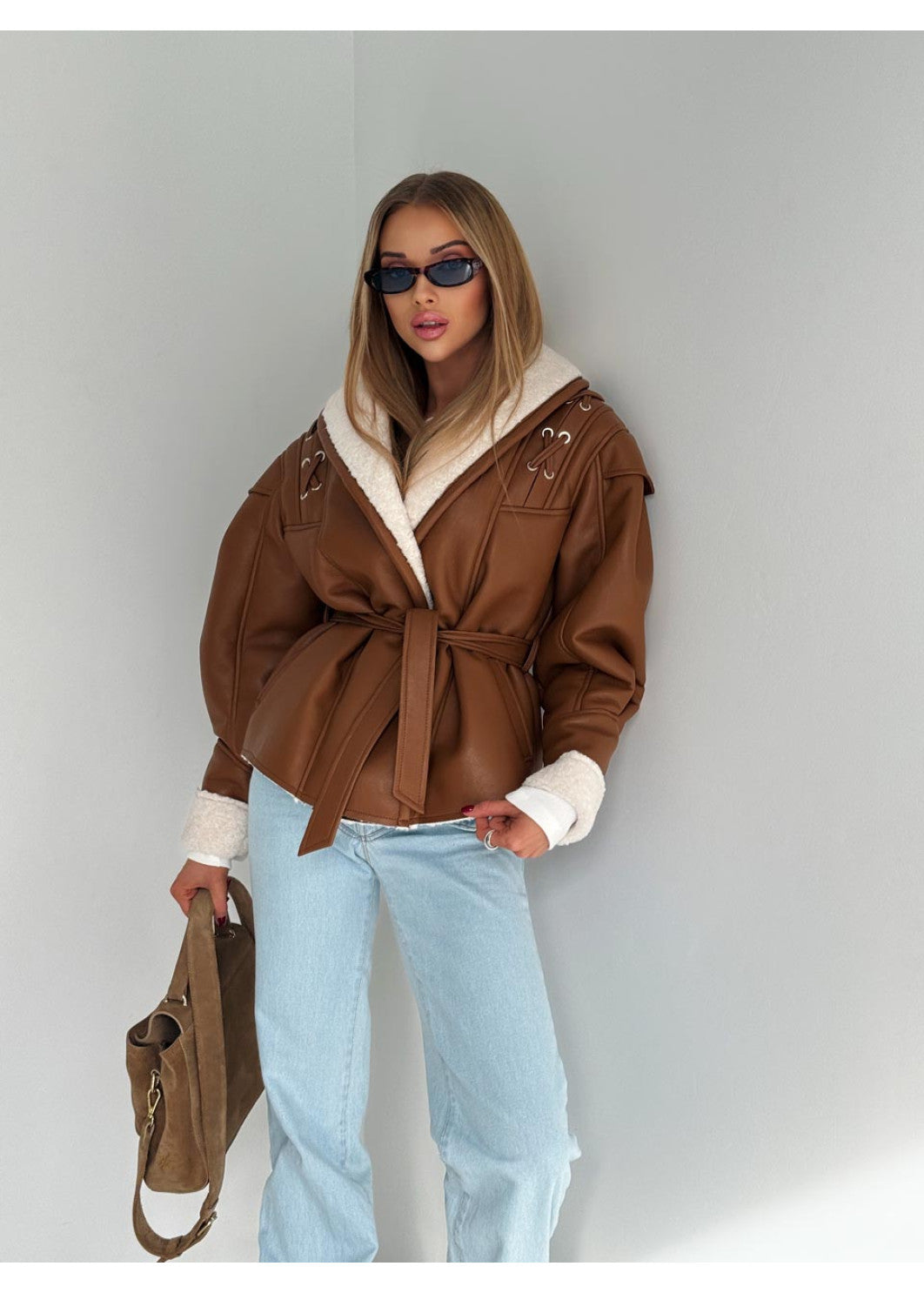 Eko odos avies kailio paltas su kontrastiniu kailiu – šiuolaikinė klasika RUDA