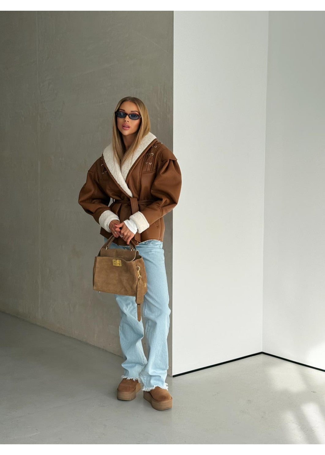 Eko odos avies kailio paltas su kontrastiniu kailiu – šiuolaikinė klasika RUDA