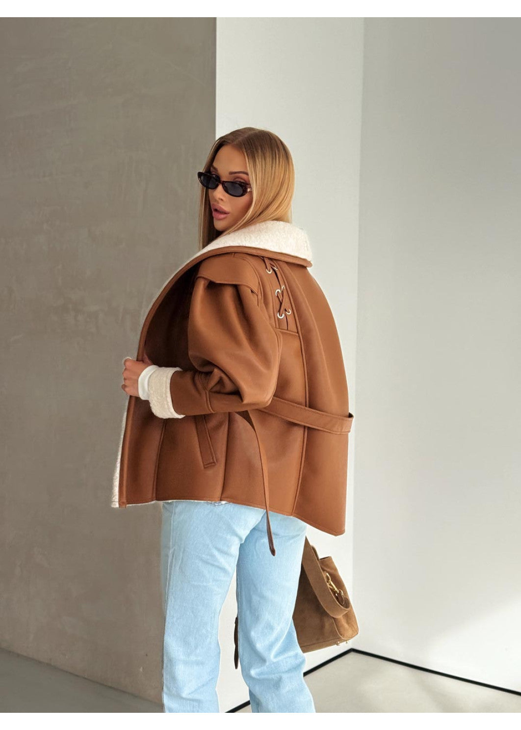 Eko odos avies kailio paltas su kontrastiniu kailiu – šiuolaikinė klasika RUDA