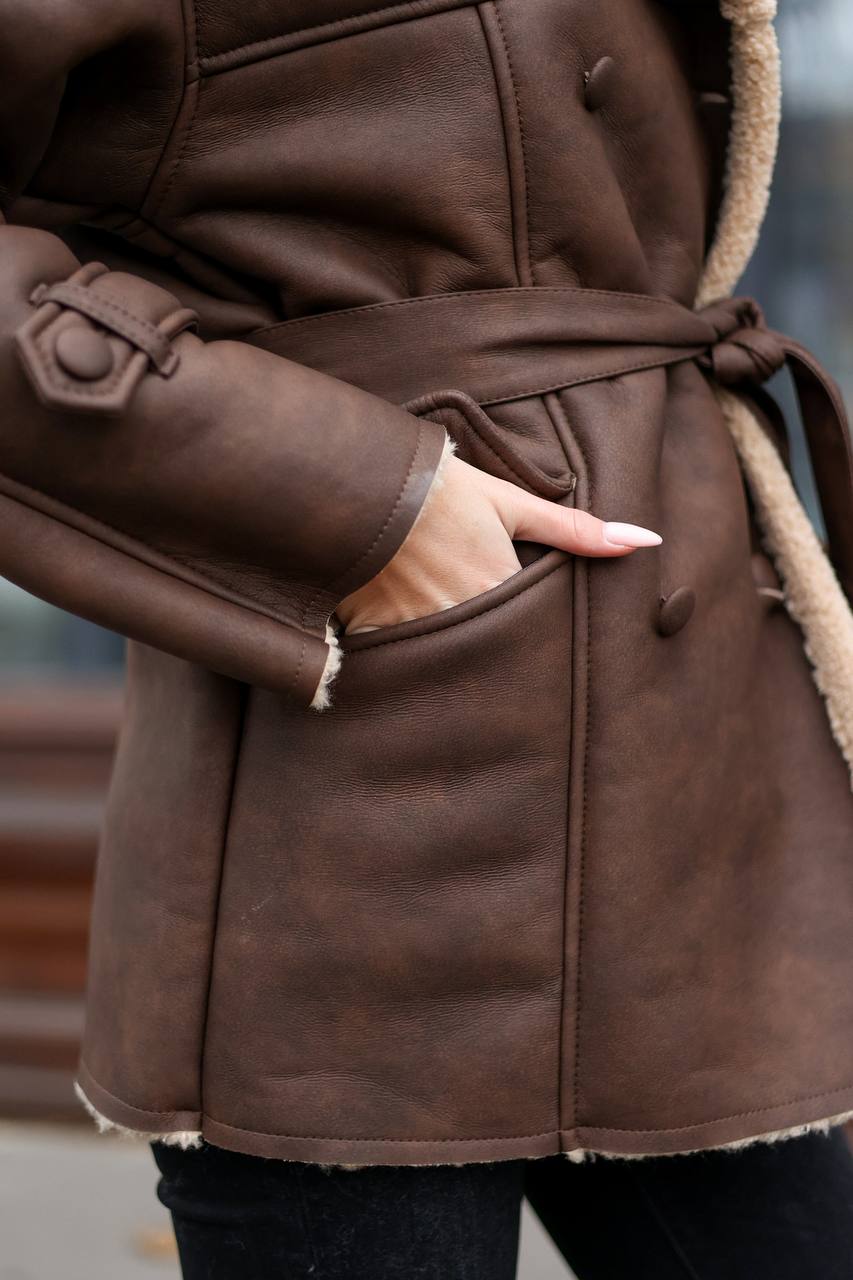 Paltas su diržu šokoladinės spalvos