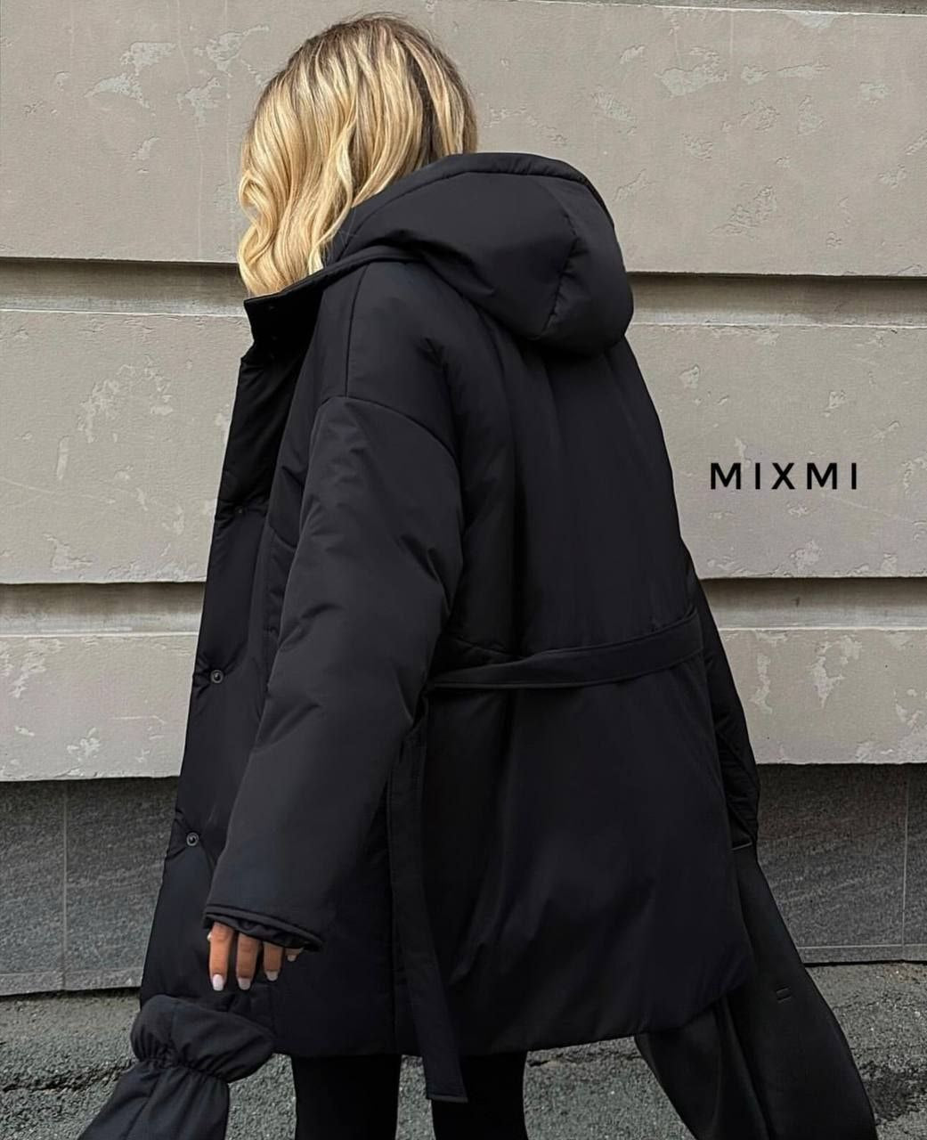 Stilingas paltas su diržu ir pirštinėmis Juodas