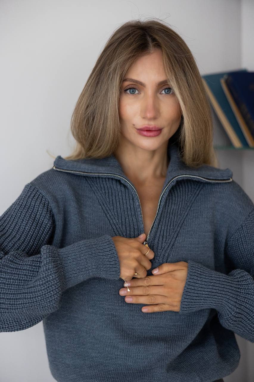 Elegant Wool-Blend Zipped Knitwear