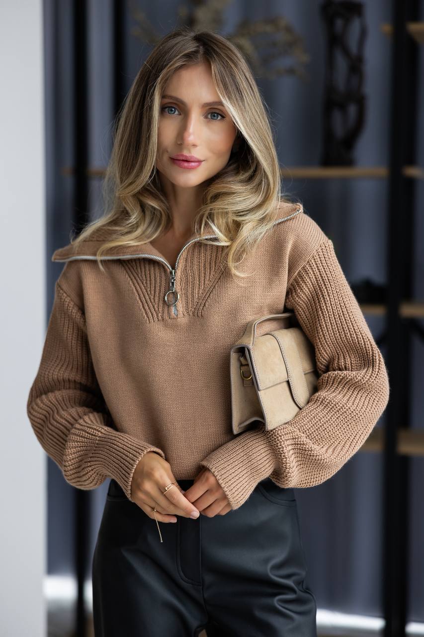 Elegant Wool-Blend Zipped Knitwear