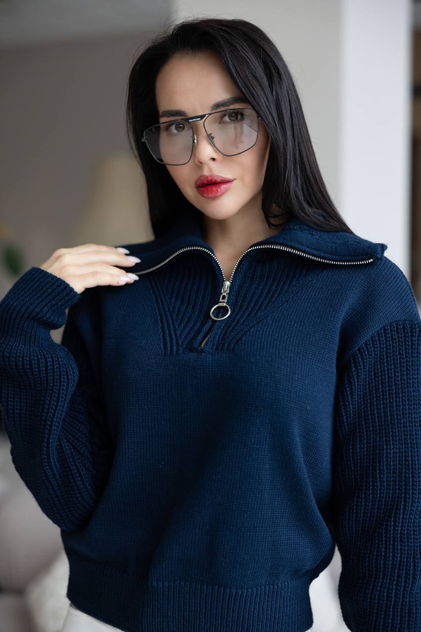 Elegant Wool-Blend Zipped Knitwear