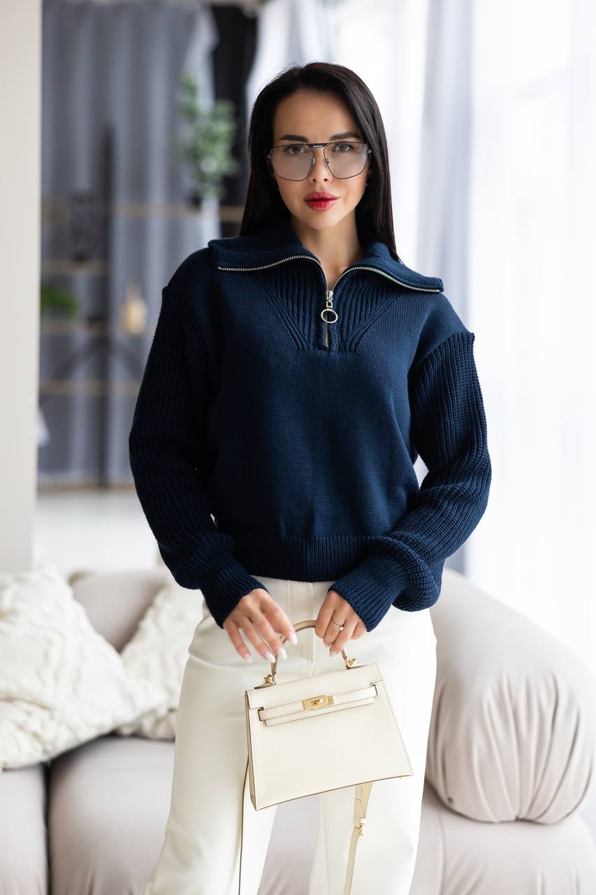 Elegant Wool-Blend Zipped Knitwear